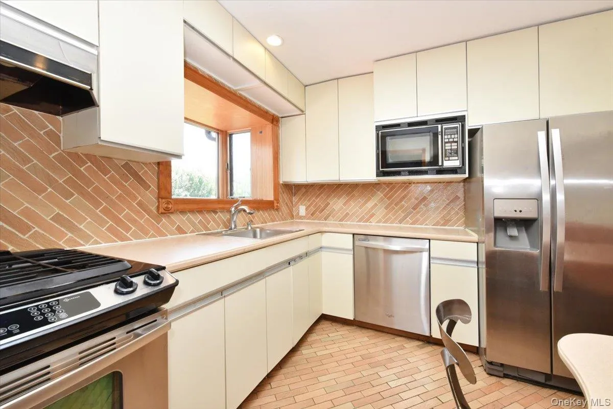 12 Leonard Road, Oyster Bay, NY, 3 Bedrooms Bedrooms, 6 Rooms Rooms,2 BathroomsBathrooms,Residential,For Rent,Leonard,0,1041125 12 Leonard Road, Oyster Bay, NY, 3 Bedrooms Bedrooms, 6 Rooms Rooms,2 BathroomsBathrooms,Residential,For Rent,Leonard,0,1041125