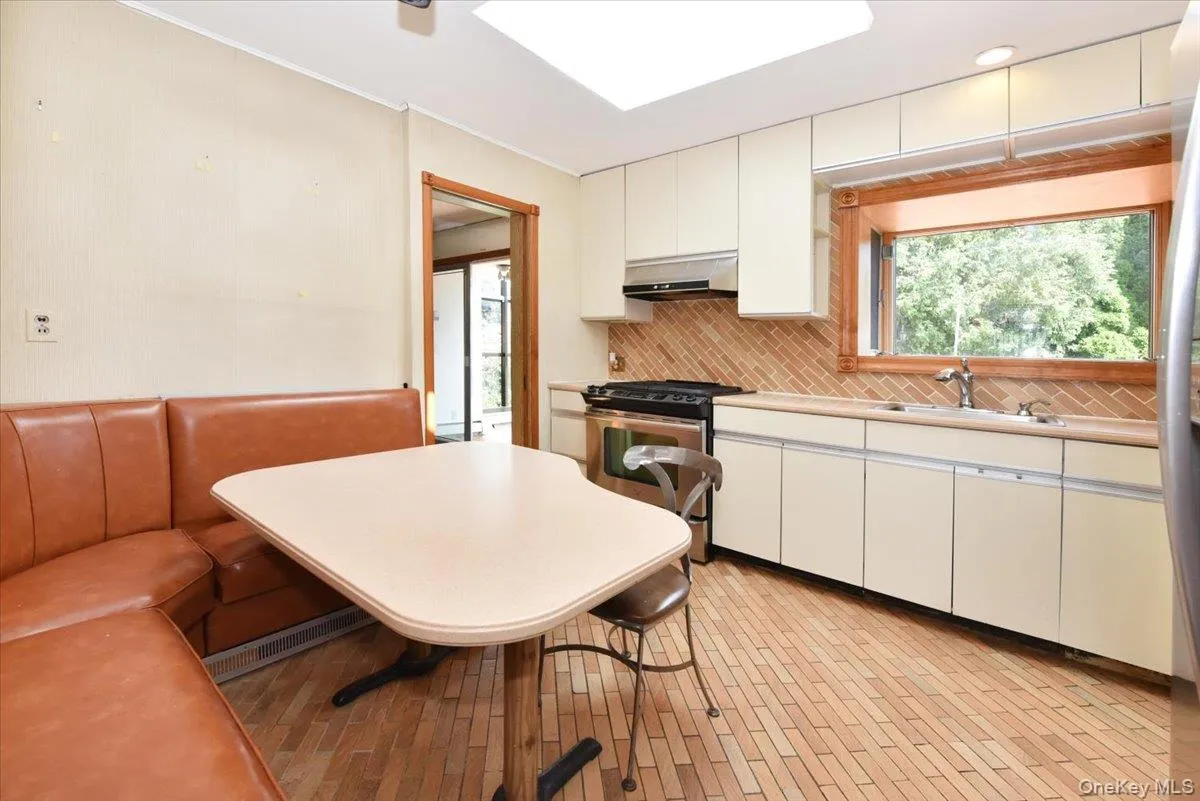 12 Leonard Road, Oyster Bay, NY, 3 Bedrooms Bedrooms, 6 Rooms Rooms,2 BathroomsBathrooms,Residential,For Rent,Leonard,0,1041125 12 Leonard Road, Oyster Bay, NY, 3 Bedrooms Bedrooms, 6 Rooms Rooms,2 BathroomsBathrooms,Residential,For Rent,Leonard,0,1041125