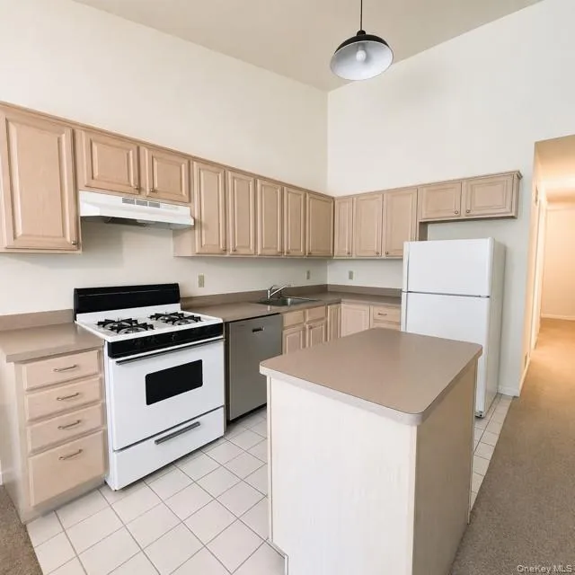 Open concept, flows in to your living & dining room space. Open concept, flows in to your living & dining room space.