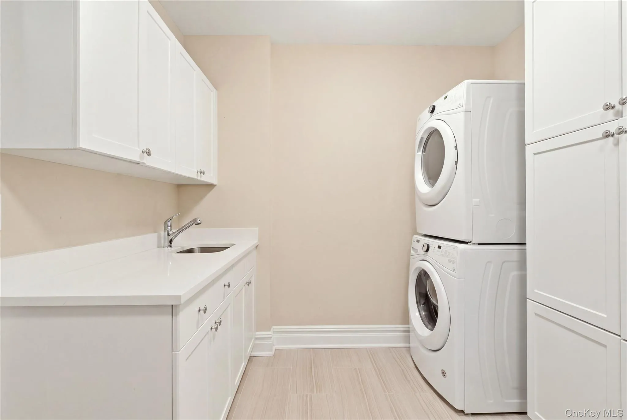 3000 Royal Court, North Hempstead, NY, 3 Bedrooms Bedrooms, 4 Rooms Rooms,2 BathroomsBathrooms,Residential,For Rent,Royal,0,1041130 3000 Royal Court, North Hempstead, NY, 3 Bedrooms Bedrooms, 4 Rooms Rooms,2 BathroomsBathrooms,Residential,For Rent,Royal,0,1041130