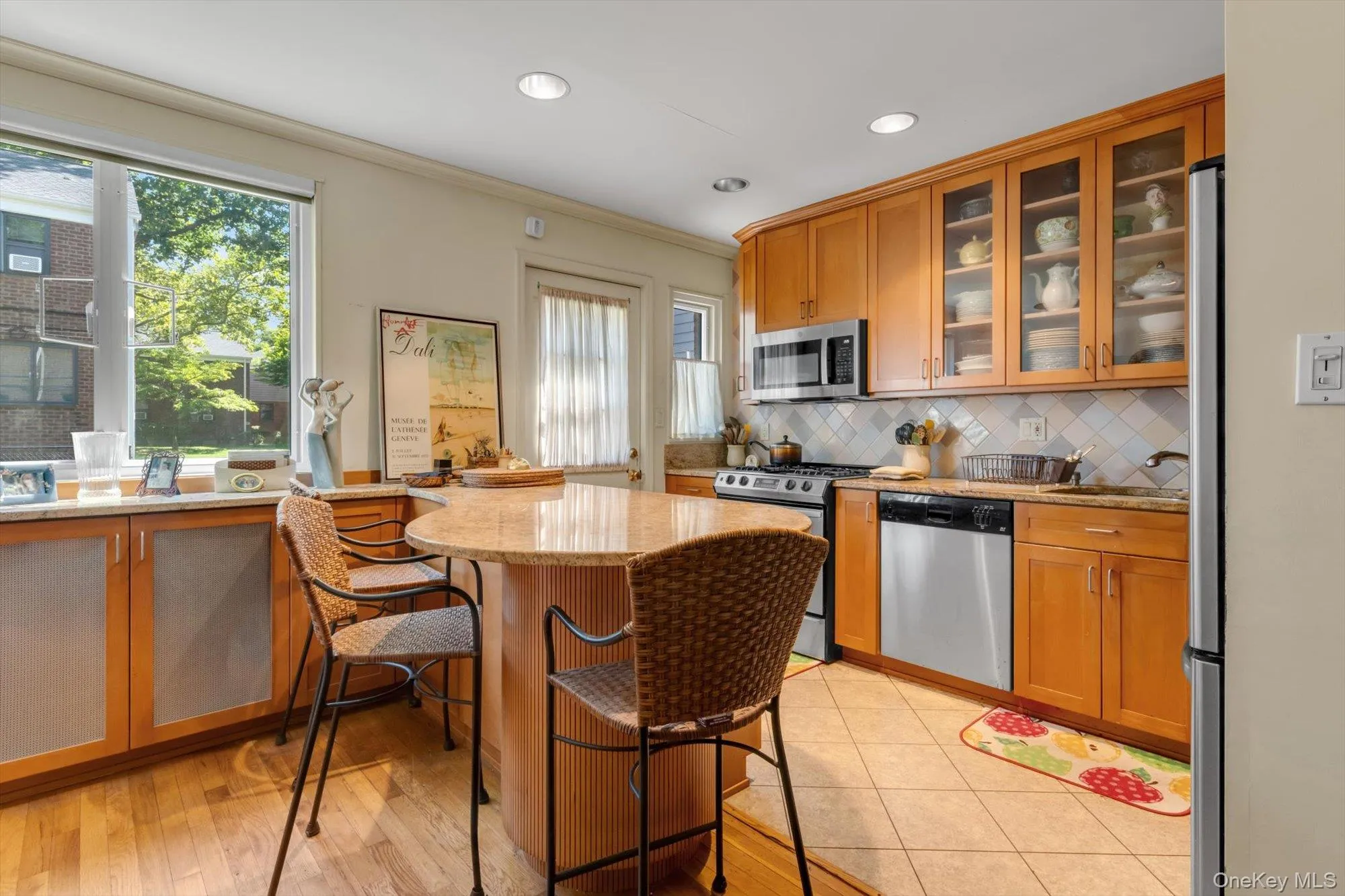 Kitchen with breakfast bar/peninsula with seating. Kitchen with breakfast bar/peninsula with seating.