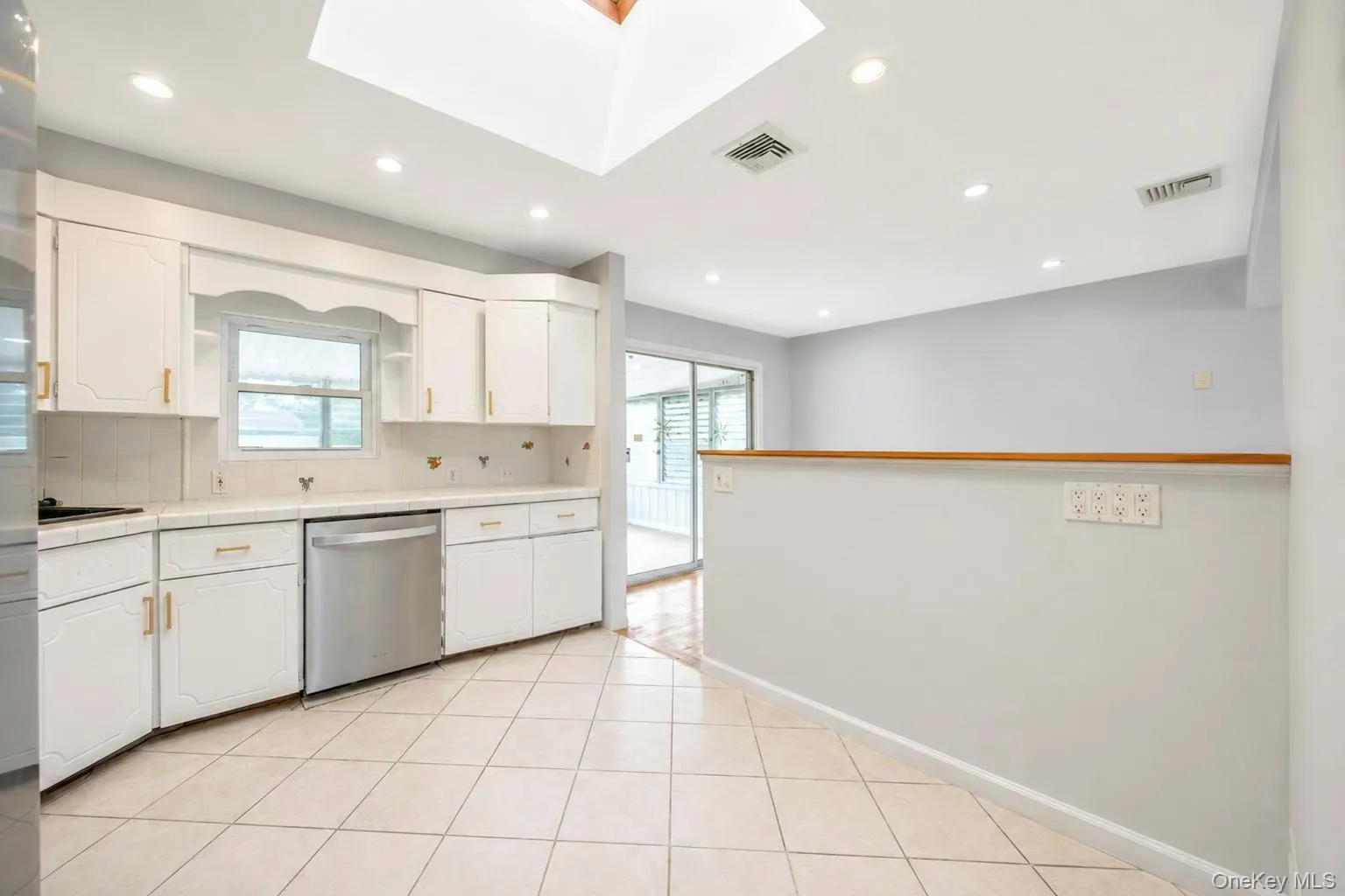 18 Dexter Lane, Smithtown, NY, 4 Bedrooms Bedrooms, 6 Rooms Rooms,2 BathroomsBathrooms,Residential,For Rent,Dexter,0,1041146 18 Dexter Lane, Smithtown, NY, 4 Bedrooms Bedrooms, 6 Rooms Rooms,2 BathroomsBathrooms,Residential,For Rent,Dexter,0,1041146