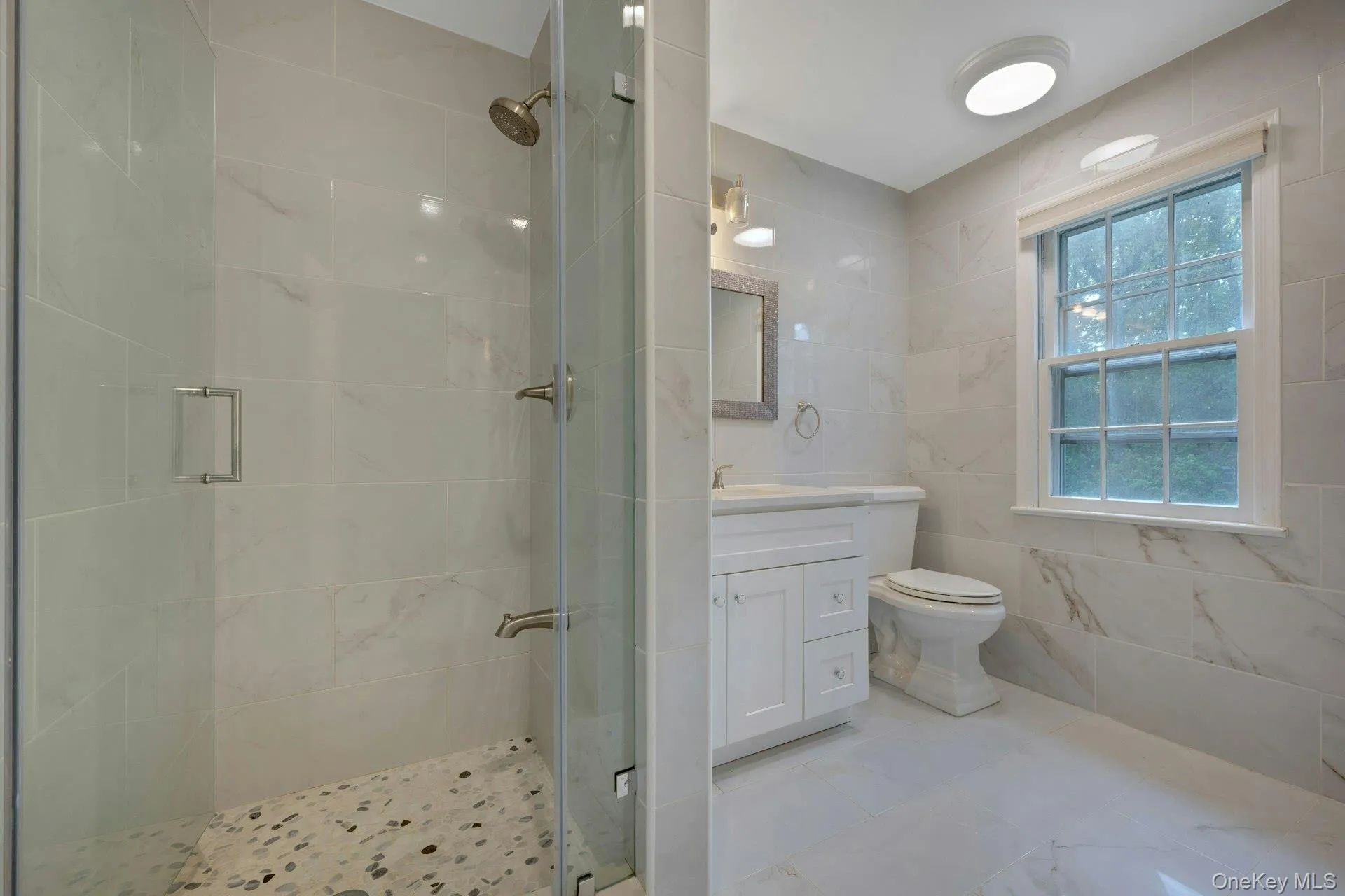 Separate tub and shower Separate tub and shower