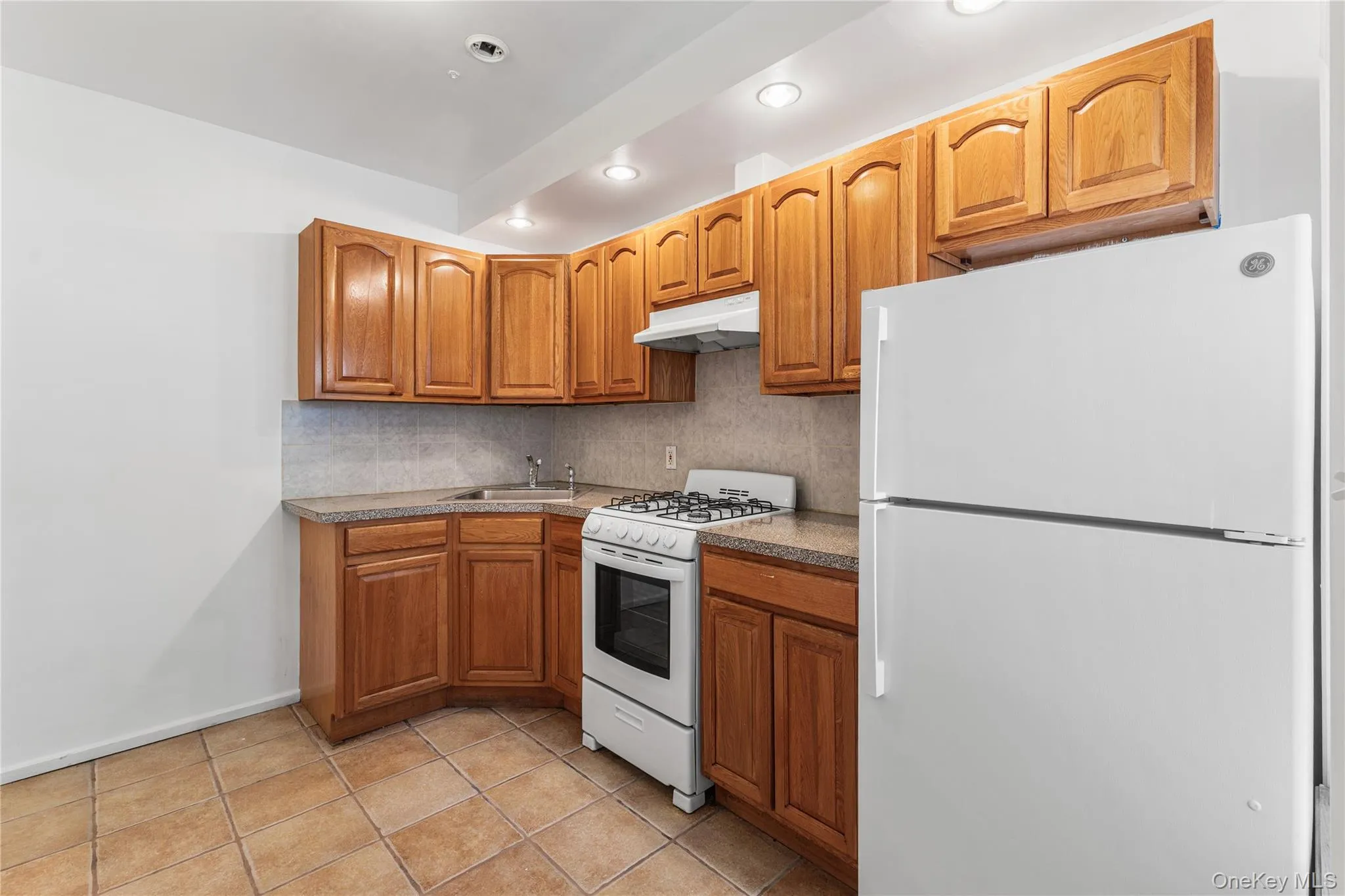 161-26 84th Rd, New York, NY, 2 Bedrooms Bedrooms, 5 Rooms Rooms,1 BathroomBathrooms,Residential Lease,For Rent,Rd,0,1041165 161-26 84th Rd, New York, NY, 2 Bedrooms Bedrooms, 5 Rooms Rooms,1 BathroomBathrooms,Residential Lease,For Rent,Rd,0,1041165