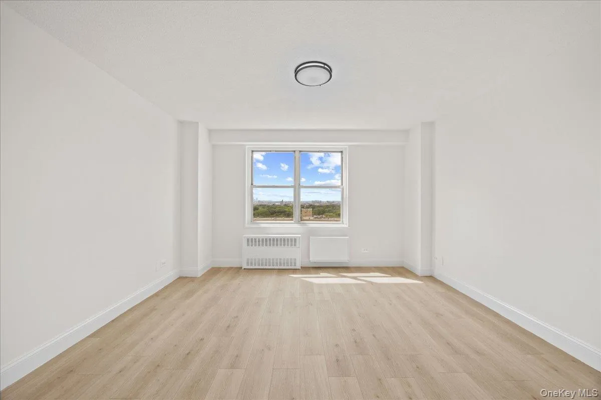 Vinyl flooring with white baseboards Vinyl flooring with white baseboards