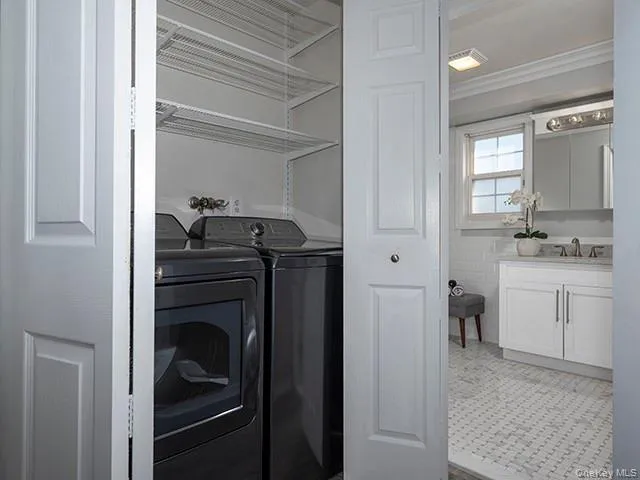 121 Overlook Drive, Brookhaven, NY, 1 Bedroom Bedrooms, 5 Rooms Rooms,2 BathroomsBathrooms,Residential Lease,For Rent,Overlook,0,1041202 121 Overlook Drive, Brookhaven, NY, 1 Bedroom Bedrooms, 5 Rooms Rooms,2 BathroomsBathrooms,Residential Lease,For Rent,Overlook,0,1041202
