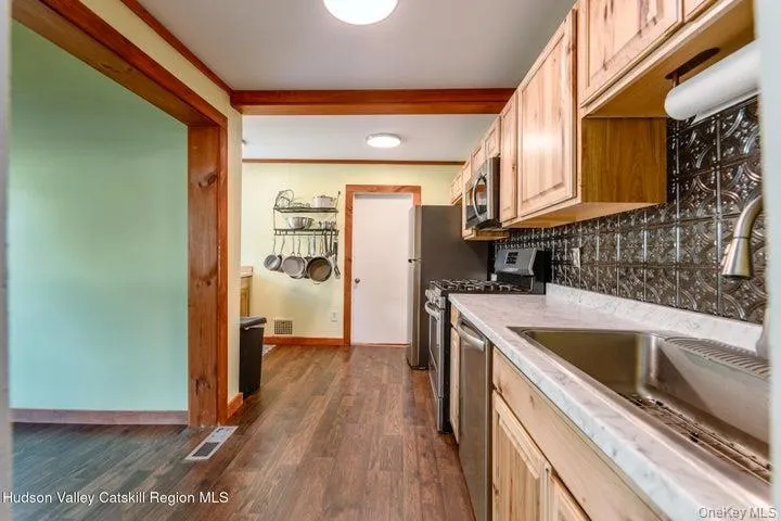 56 Emerick Street, Kingston, NY, 3 Bedrooms Bedrooms, 6 Rooms Rooms,1 BathroomBathrooms,Residential,For Rent,Emerick,0,1041203 56 Emerick Street, Kingston, NY, 3 Bedrooms Bedrooms, 6 Rooms Rooms,1 BathroomBathrooms,Residential,For Rent,Emerick,0,1041203