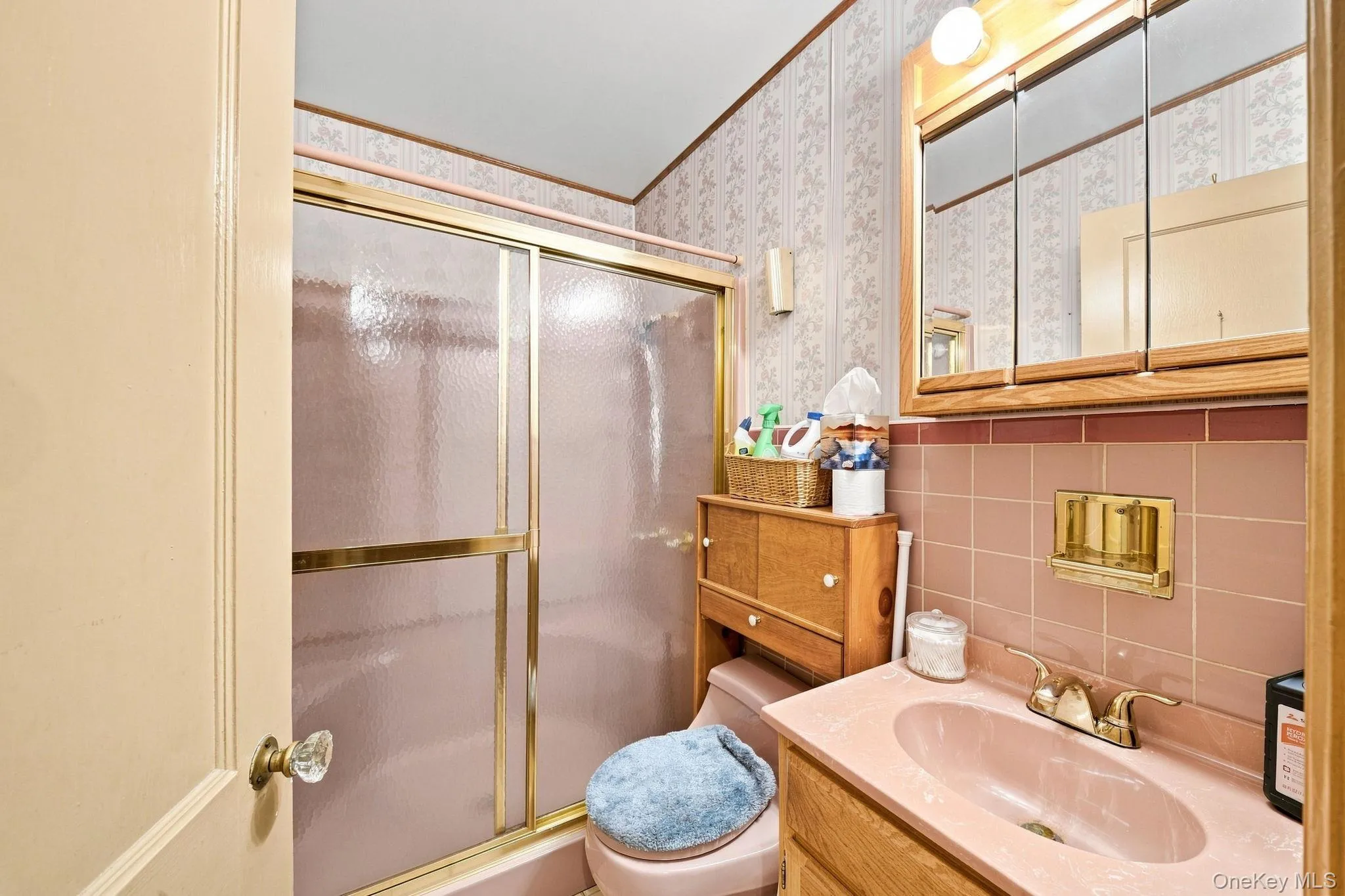 completely tiled retro bathroom completely tiled retro bathroom