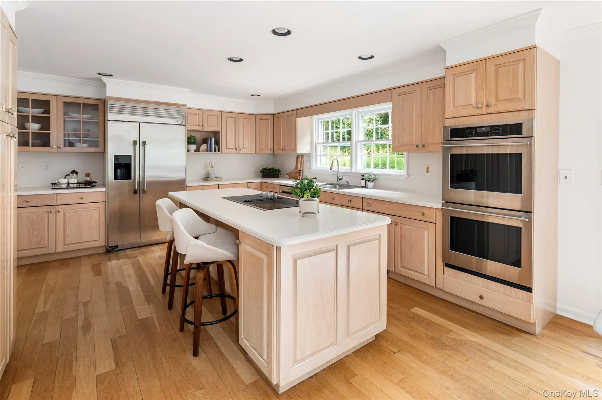 Large chef's kitchen, large center island brand new cooktop Large chef's kitchen, large center island brand new cooktop