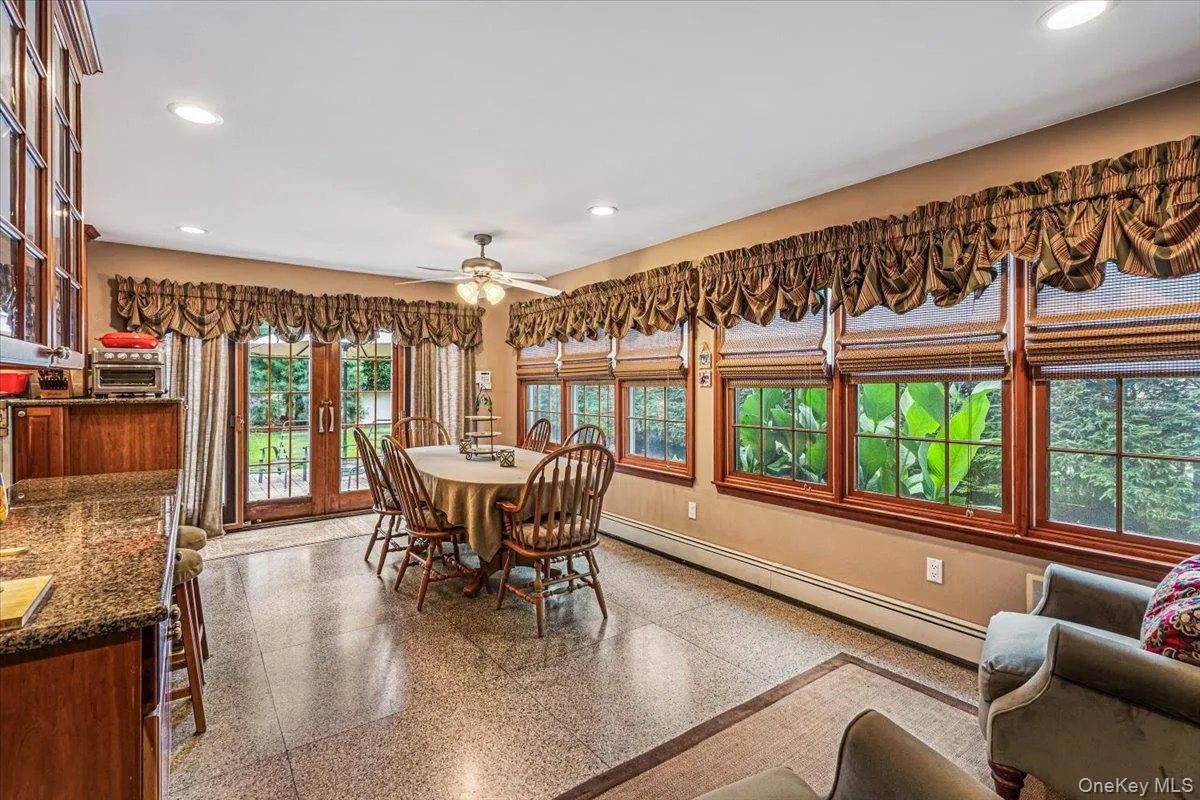Large Eat-in Area w/ Sliders to the Back Patio Large Eat-in Area w/ Sliders to the Back Patio