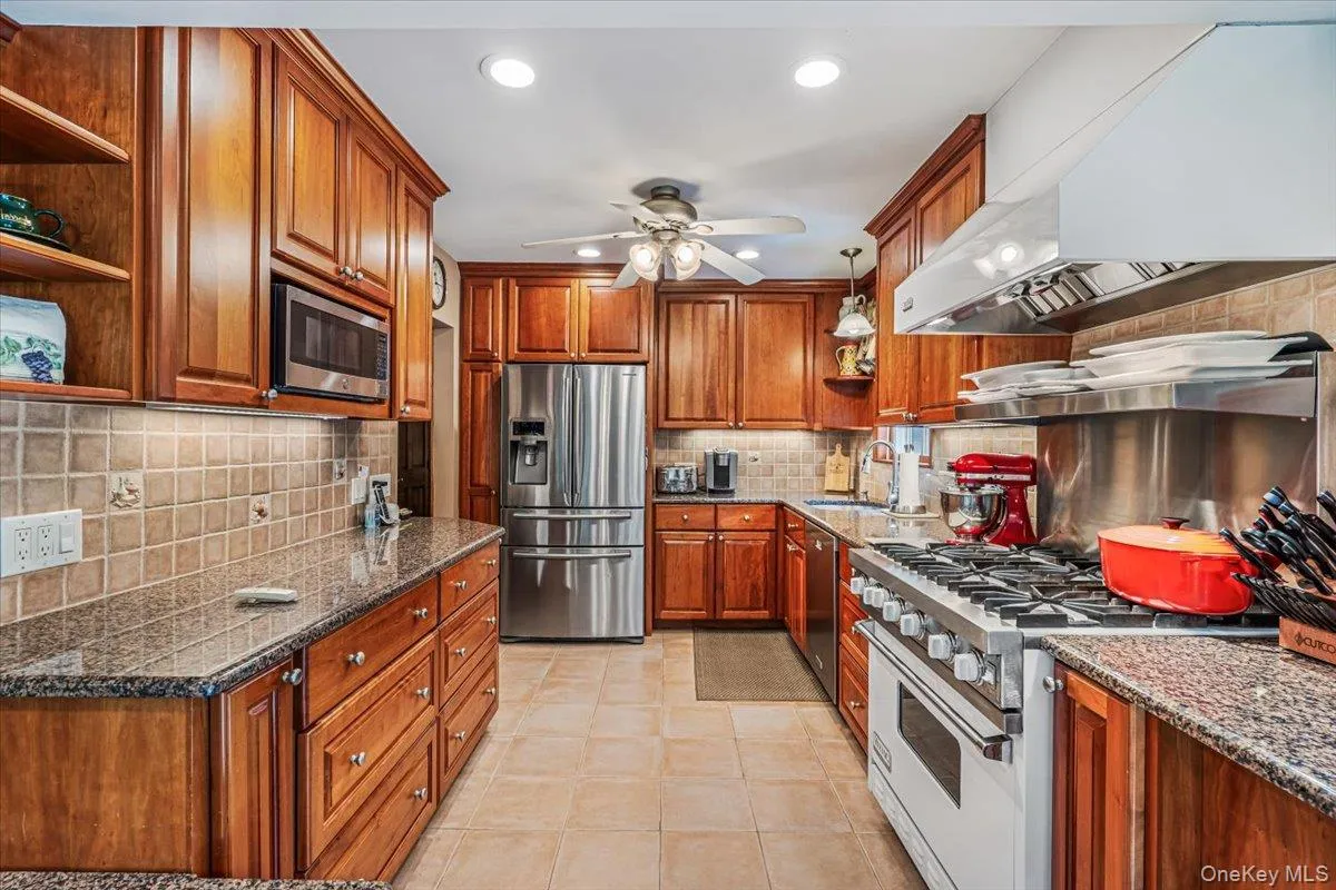 Eat-In Kitchen w/ Stainless Steel Appliances Eat-In Kitchen w/ Stainless Steel Appliances