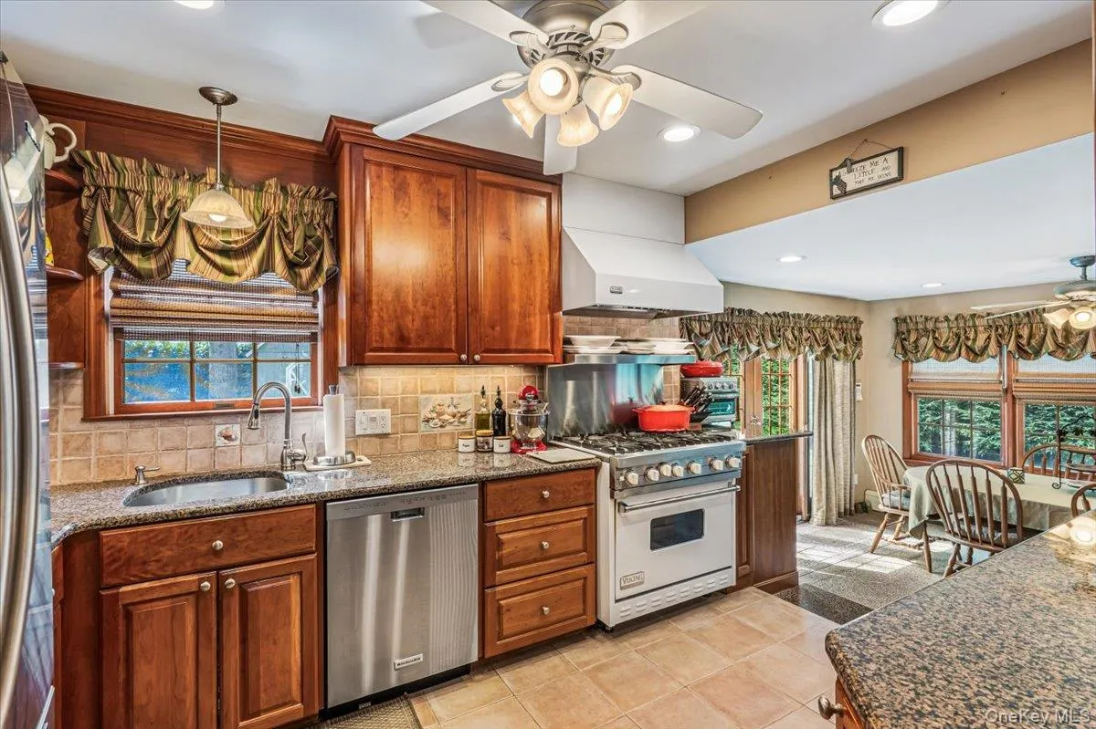 Eat-In Kitchen with Viking Stove Eat-In Kitchen with Viking Stove