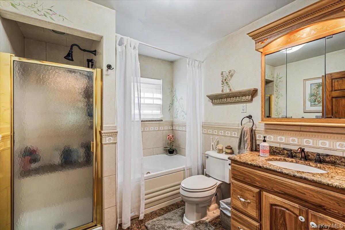 1st Floor Full Bath w/Jacuzzi Tub 1st Floor Full Bath w/Jacuzzi Tub