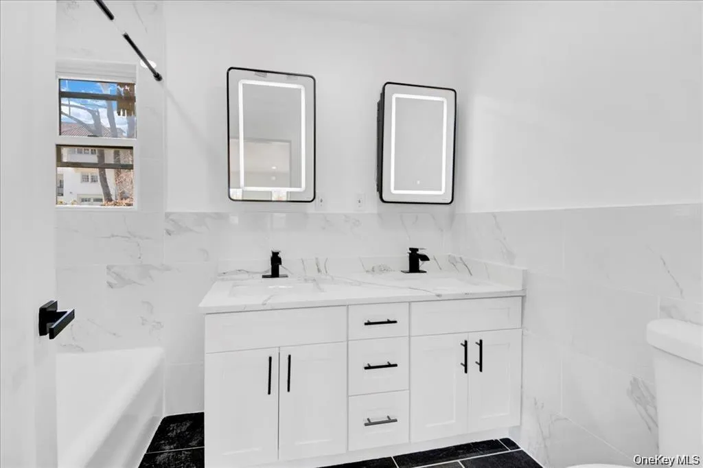 Full bath for the primary Full bath for the primary