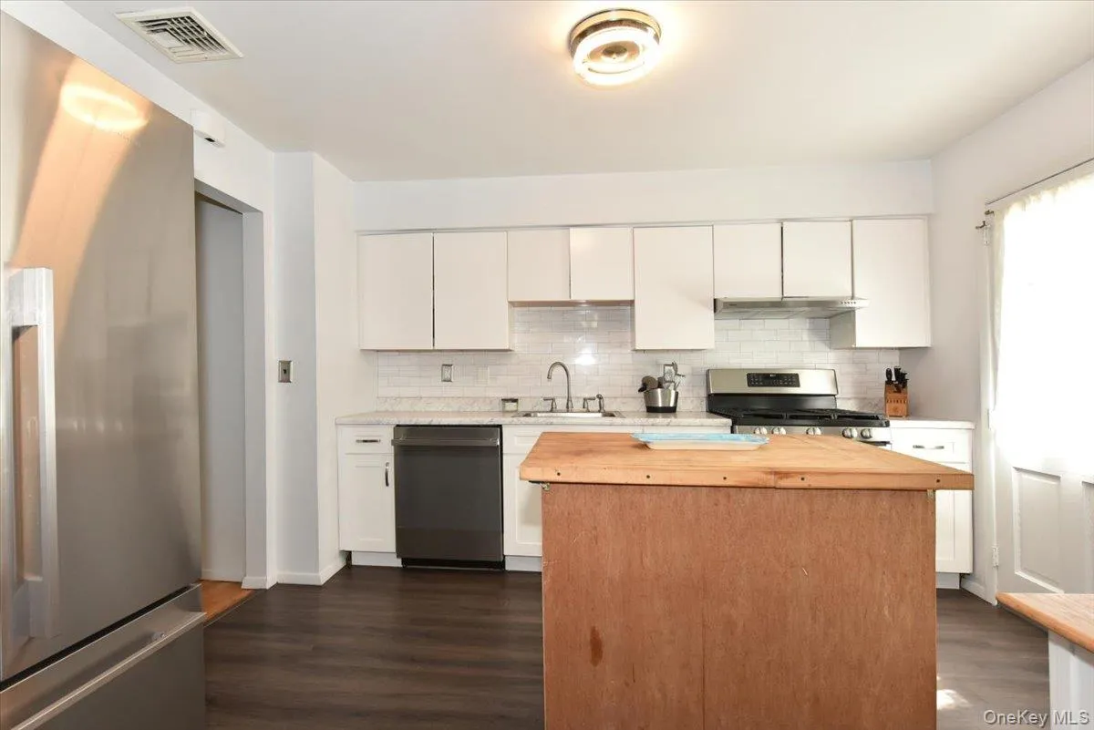 16 Edgar Drive, Smithtown, NY, 4 Bedrooms Bedrooms, 8 Rooms Rooms,2 BathroomsBathrooms,Residential,For Rent,Edgar,0,1041363 16 Edgar Drive, Smithtown, NY, 4 Bedrooms Bedrooms, 8 Rooms Rooms,2 BathroomsBathrooms,Residential,For Rent,Edgar,0,1041363
