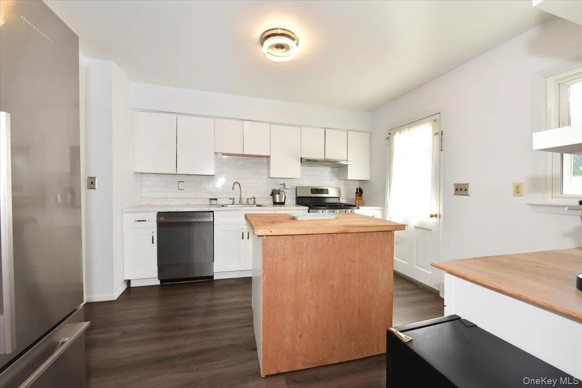 16 Edgar Drive, Smithtown, NY, 4 Bedrooms Bedrooms, 8 Rooms Rooms,2 BathroomsBathrooms,Residential,For Rent,Edgar,0,1041363 16 Edgar Drive, Smithtown, NY, 4 Bedrooms Bedrooms, 8 Rooms Rooms,2 BathroomsBathrooms,Residential,For Rent,Edgar,0,1041363