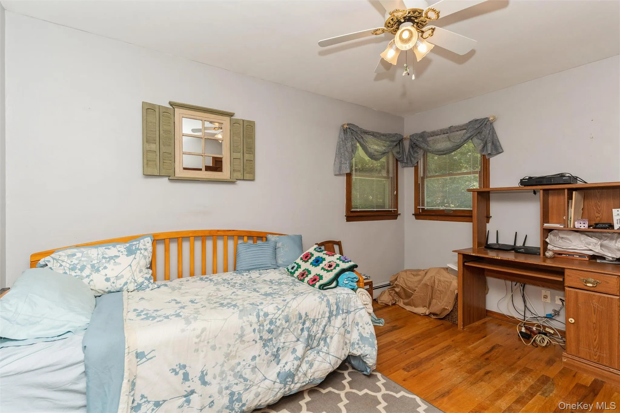 3rd spacious bedroom with double windows! 3rd spacious bedroom with double windows!