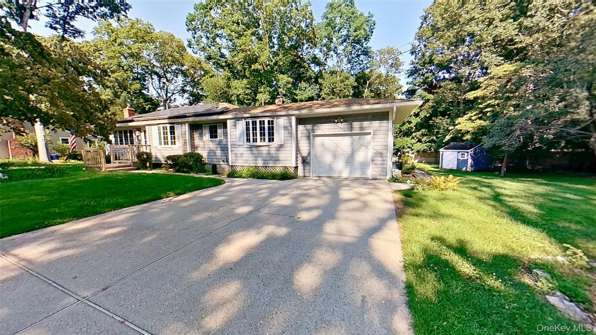 The right rear storage shed is conveniently located! The right rear storage shed is conveniently located!