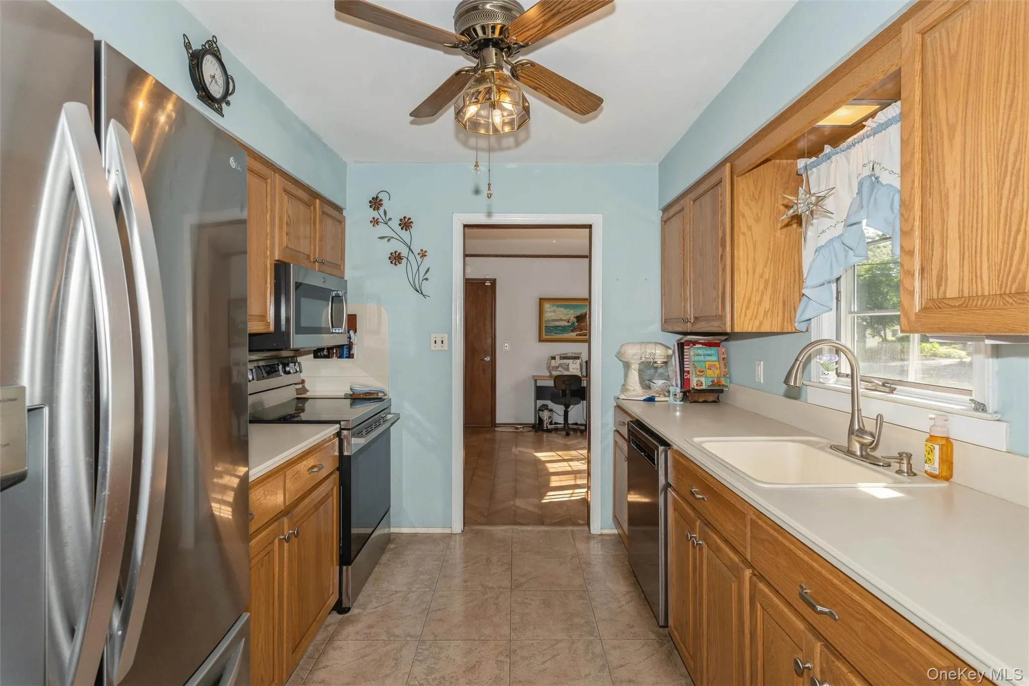 The adjoining den/craft/office area is perfectly located and ideal for a variety of uses! The adjoining den/craft/office area is perfectly located and ideal for a variety of uses!