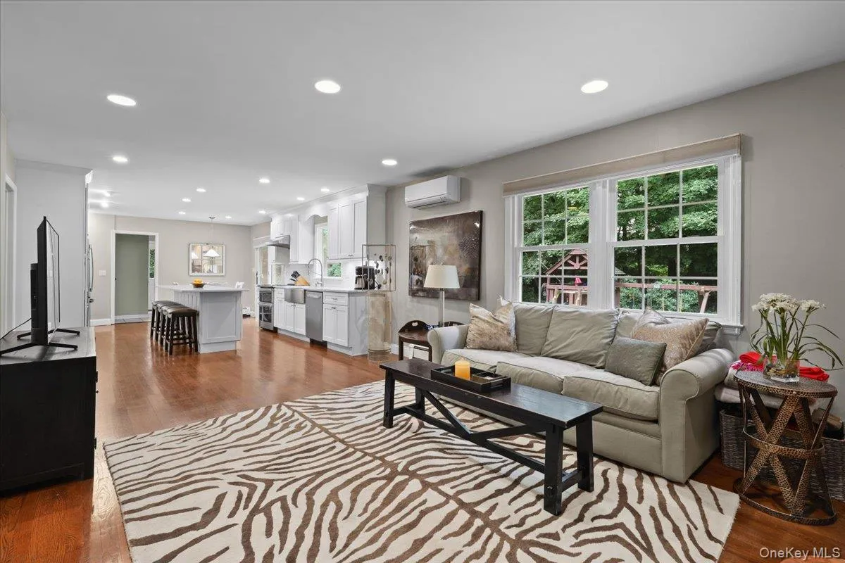 FR w/wood burning fireplace open to the kitchen. FR w/wood burning fireplace open to the kitchen.