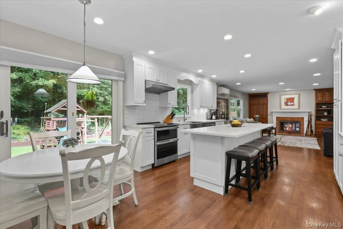 Eat-in kitchen w/sliding door to the backyard. Eat-in kitchen w/sliding door to the backyard.