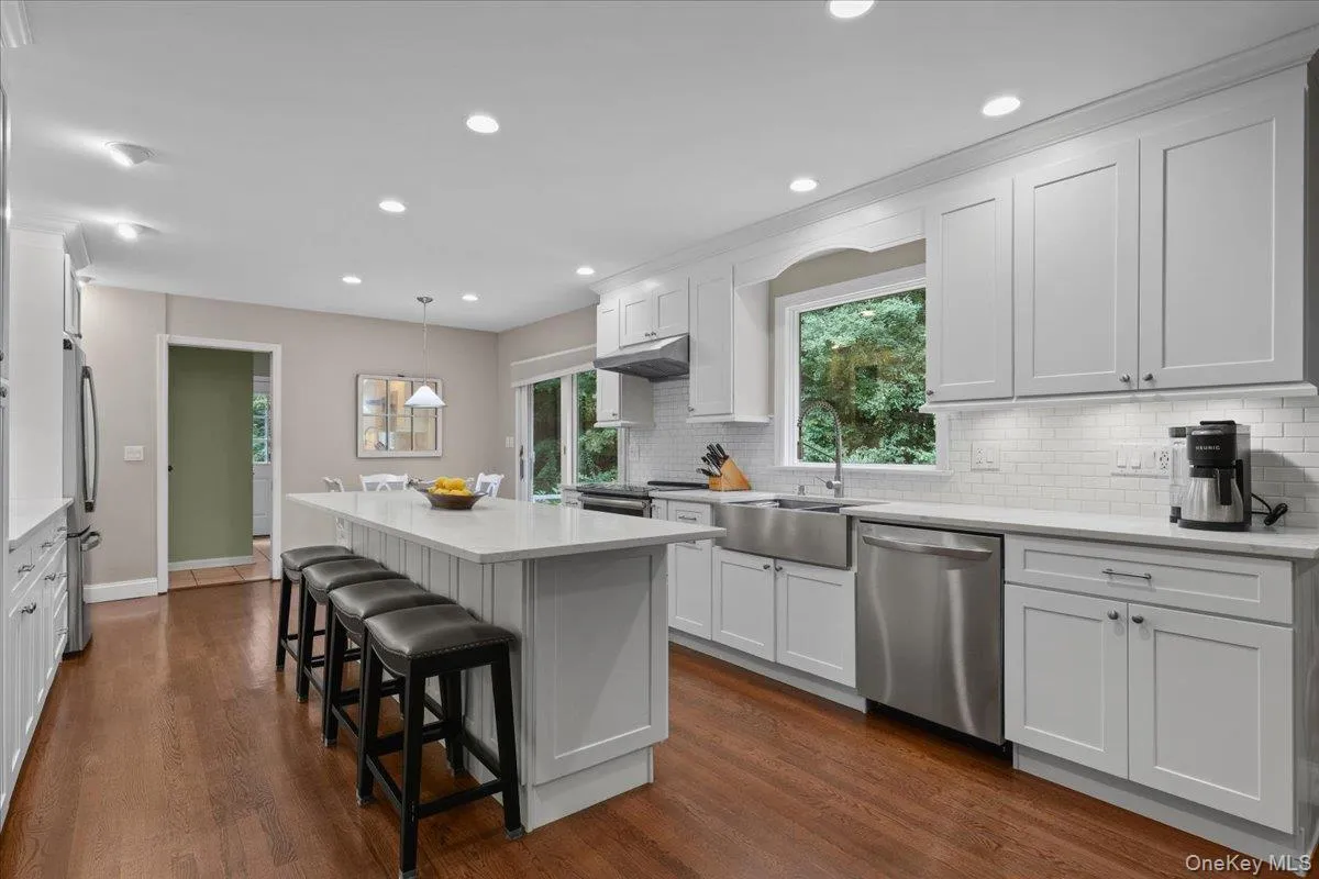 Updated w/stainless steel appliances. Updated w/stainless steel appliances.