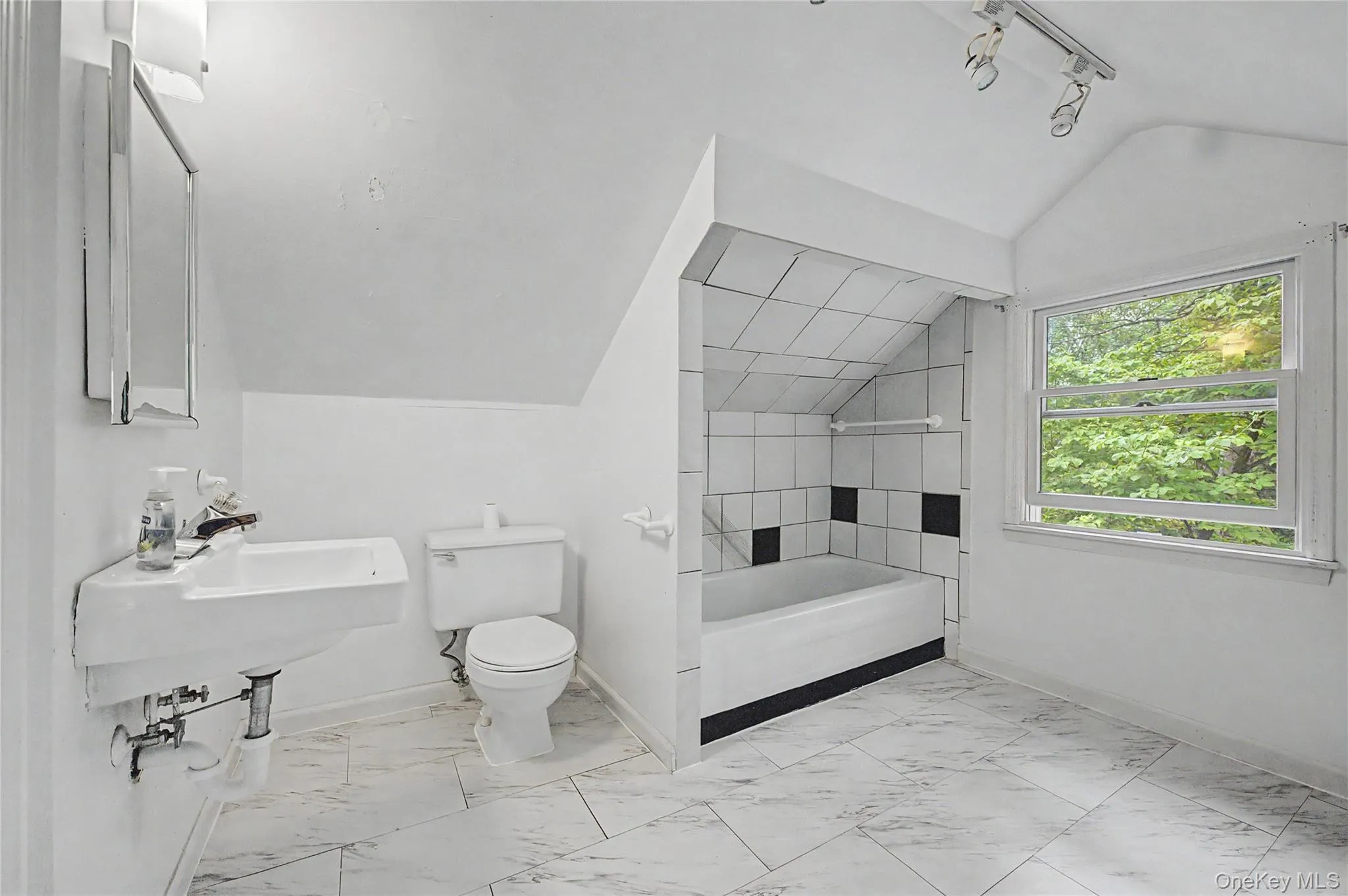 87 Daly Road, Huntington, NY, 2 Bedrooms Bedrooms, 5 Rooms Rooms,2 BathroomsBathrooms,Residential,For Rent,Daly,0,1041408 87 Daly Road, Huntington, NY, 2 Bedrooms Bedrooms, 5 Rooms Rooms,2 BathroomsBathrooms,Residential,For Rent,Daly,0,1041408