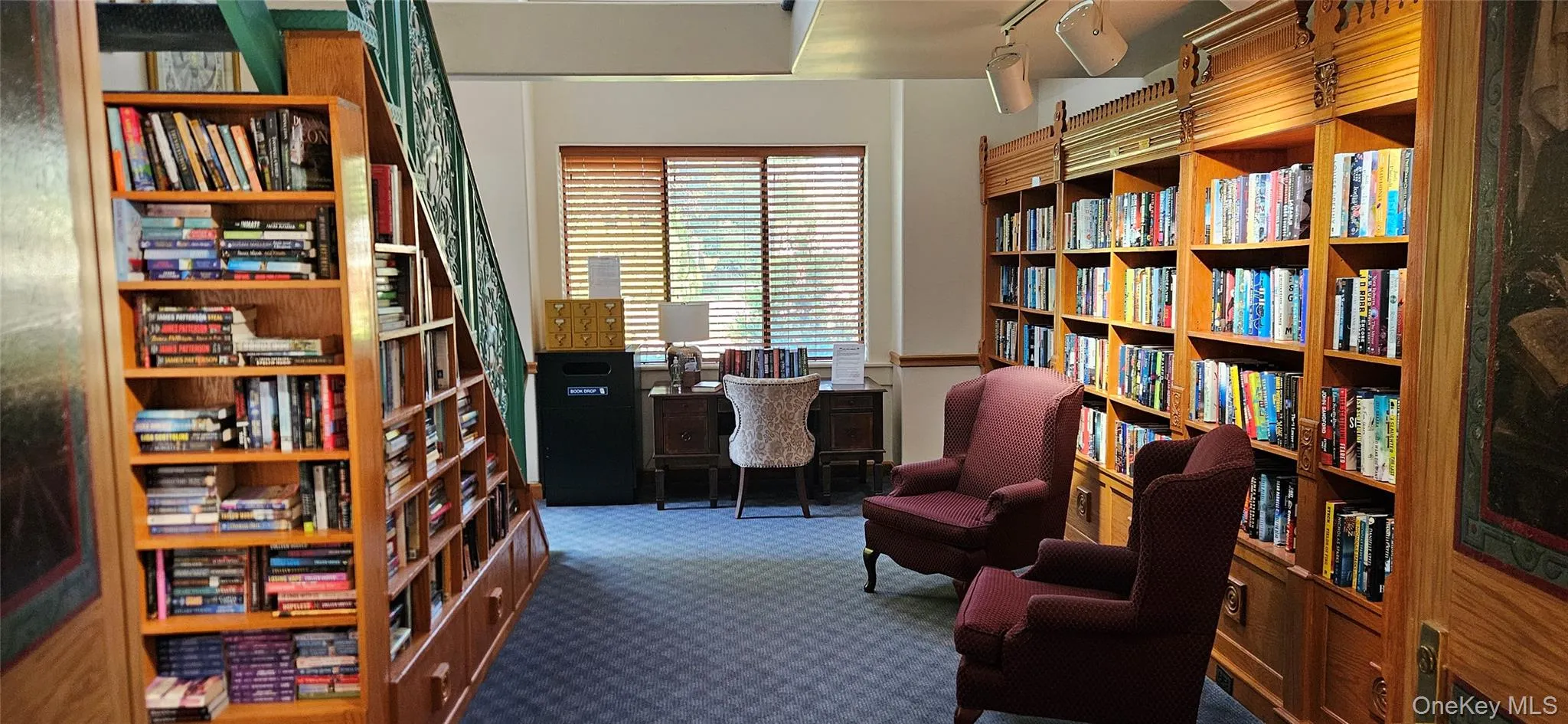 Community center library! Community center library!