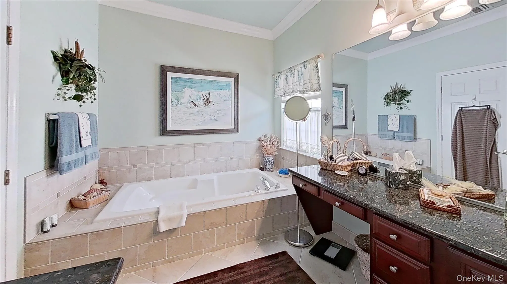 Spacious primary bathroom with lots of features! Spacious primary bathroom with lots of features!