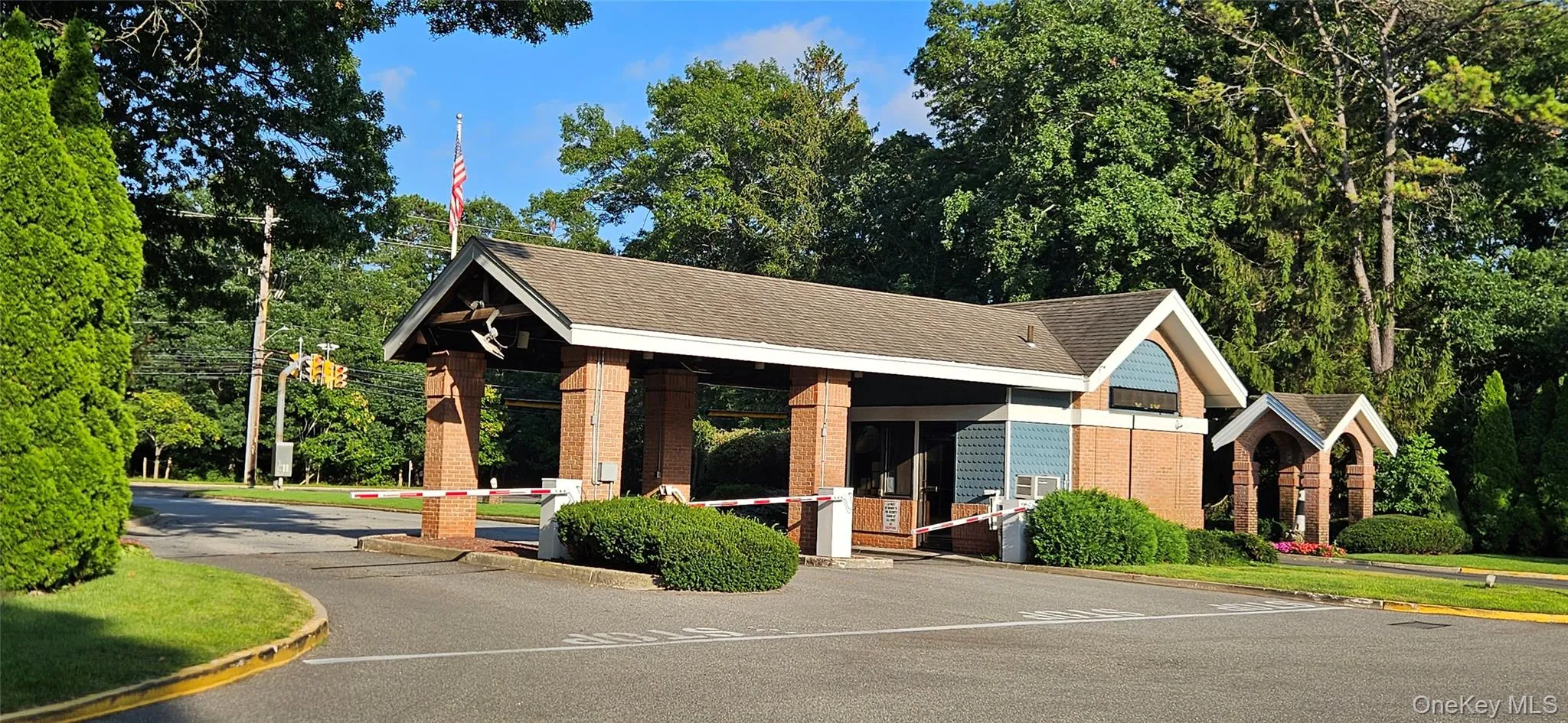 The main Leisure Glen guard entrance is friendly and secure. The main Leisure Glen guard entrance is friendly and secure.