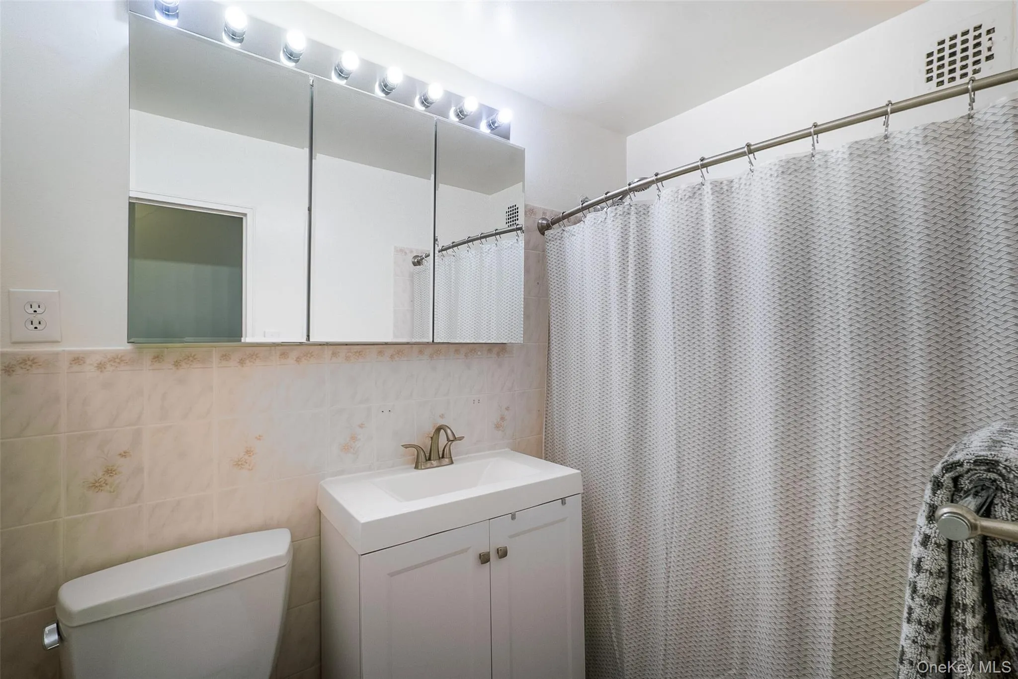 85-15 Main Street, New York, NY, 4 Bedrooms Bedrooms, 9 Rooms Rooms,2 BathroomsBathrooms,Residential,For Rent,Main,0,1041418 85-15 Main Street, New York, NY, 4 Bedrooms Bedrooms, 9 Rooms Rooms,2 BathroomsBathrooms,Residential,For Rent,Main,0,1041418