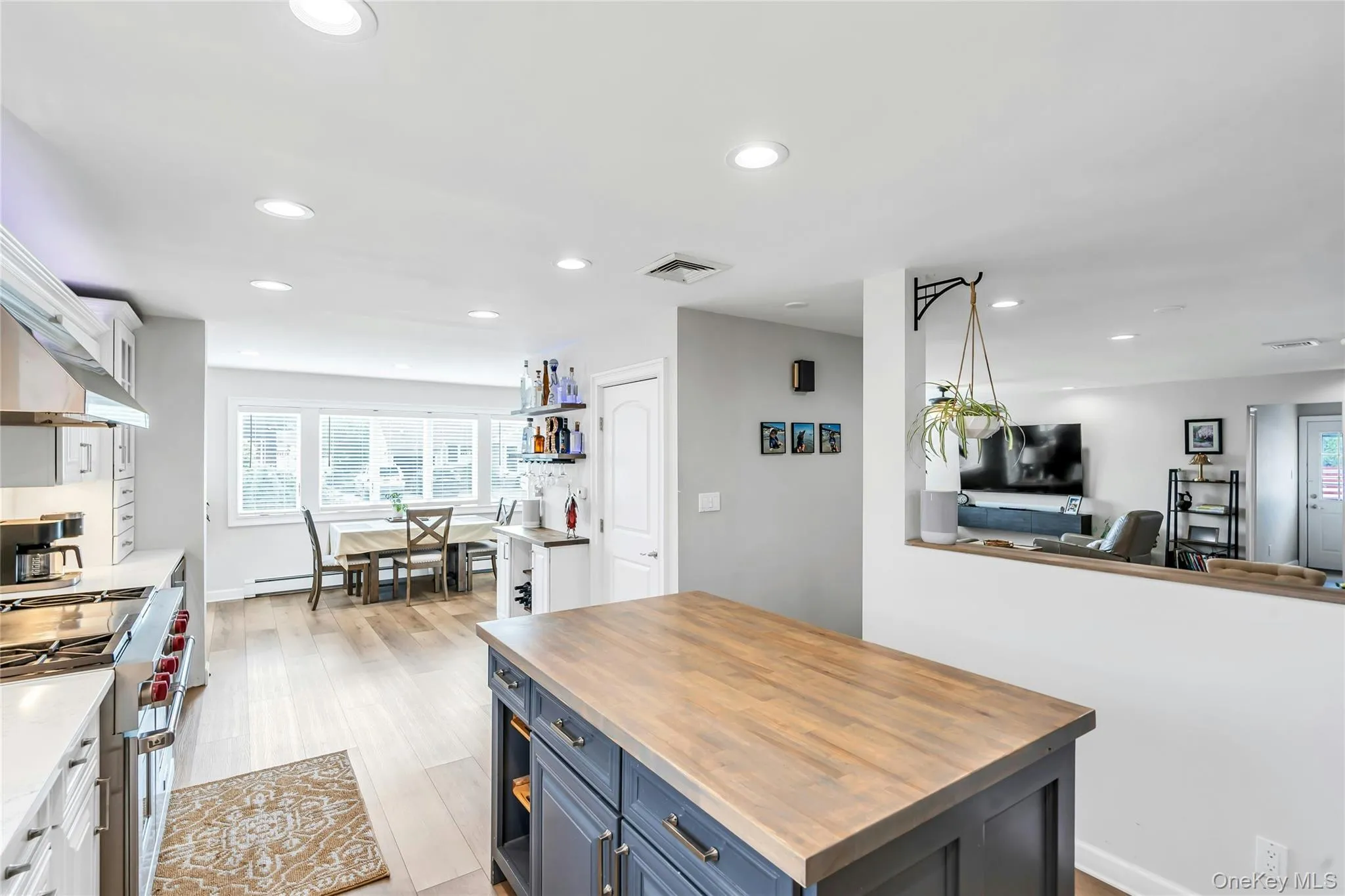 7 Mohawk Drive, Oyster Bay, NY, 4 Bedrooms Bedrooms, 8 Rooms Rooms,3 BathroomsBathrooms,Residential,For Rent,Mohawk,0,1041466 7 Mohawk Drive, Oyster Bay, NY, 4 Bedrooms Bedrooms, 8 Rooms Rooms,3 BathroomsBathrooms,Residential,For Rent,Mohawk,0,1041466