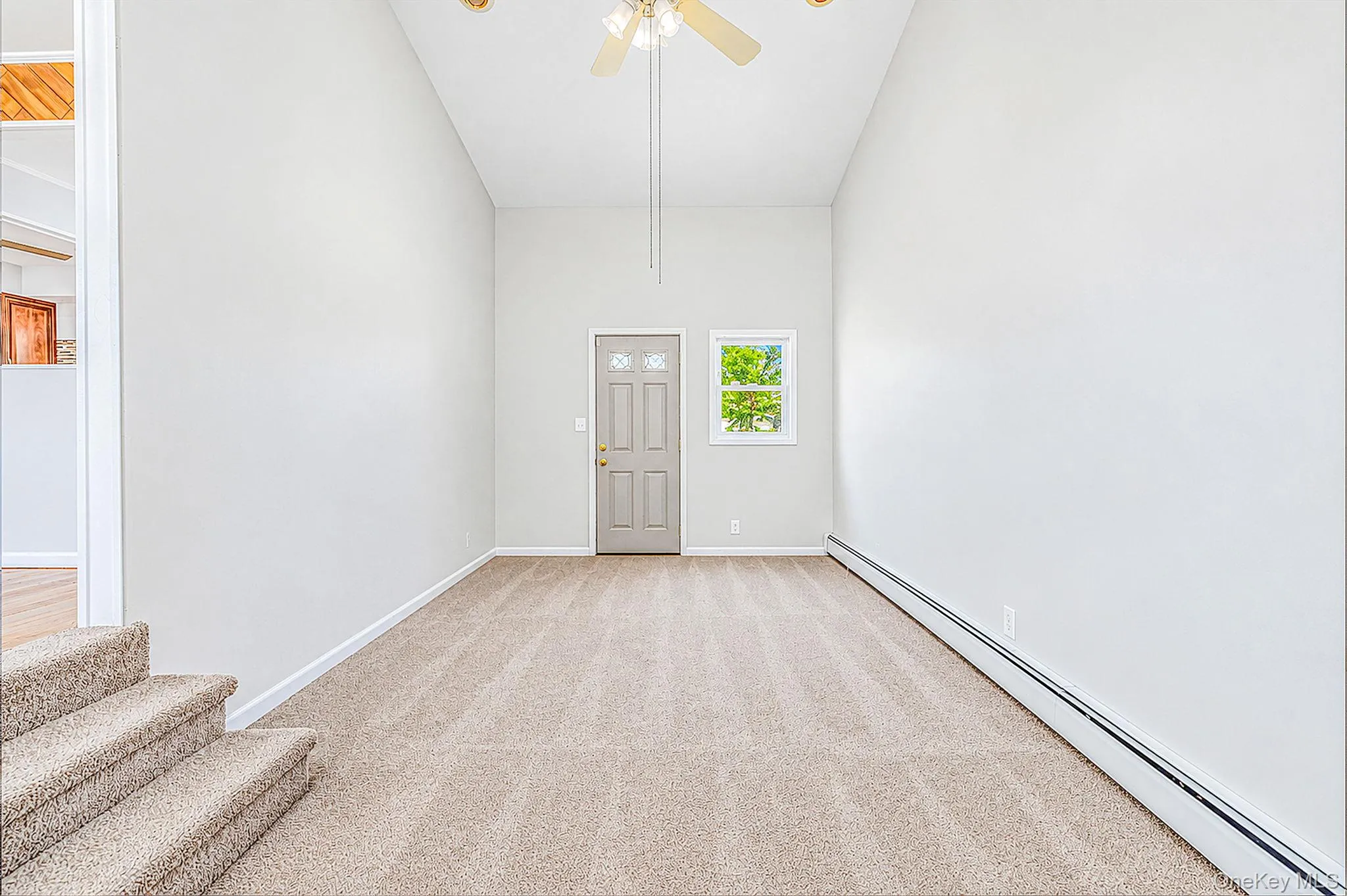 Spacious Den, Vaulted Ceilings Spacious Den, Vaulted Ceilings