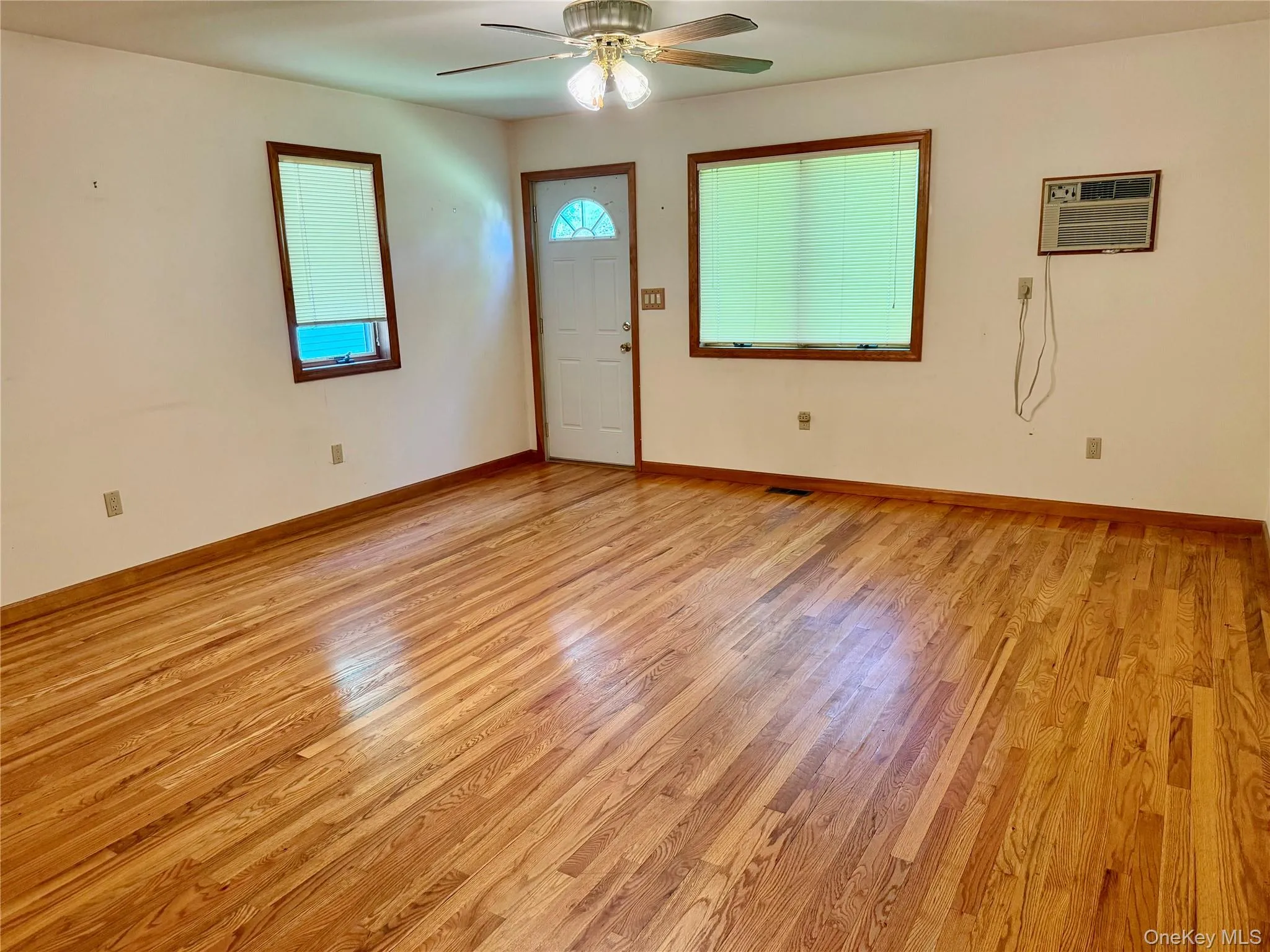 Beautiful hardwood floors w/door leading to back yard. Beautiful hardwood floors w/door leading to back yard.