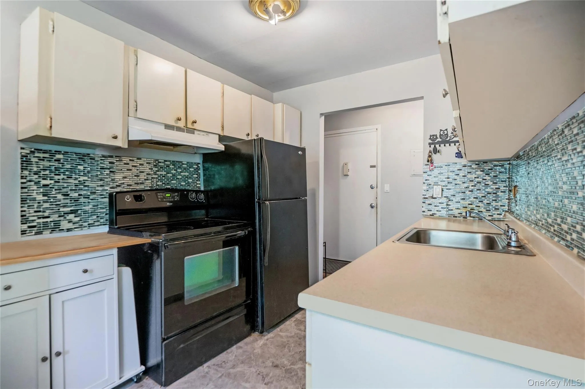 Linoleum flooring with decoritive backsplash Linoleum flooring with decoritive backsplash