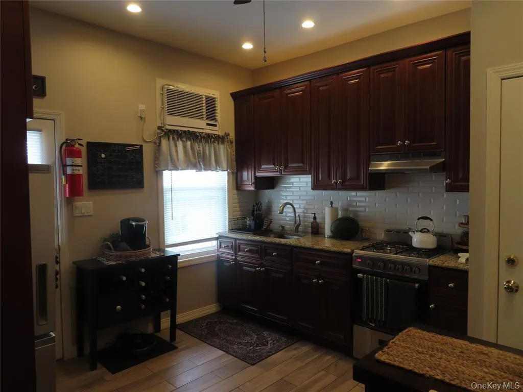 33 Deer Park Avenue, Babylon, NY, 1 Bedroom Bedrooms, 3 Rooms Rooms,1 BathroomBathrooms,Residential Lease,For Rent,Deer Park,0,1041538 33 Deer Park Avenue, Babylon, NY, 1 Bedroom Bedrooms, 3 Rooms Rooms,1 BathroomBathrooms,Residential Lease,For Rent,Deer Park,0,1041538