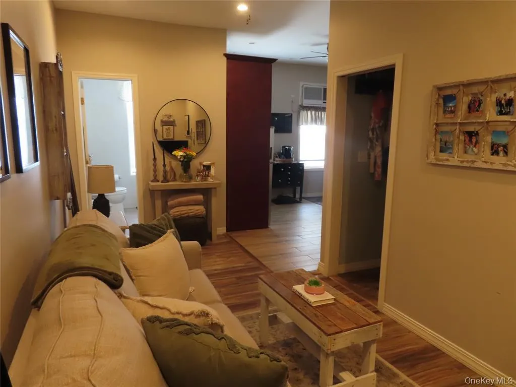 33 Deer Park Avenue, Babylon, NY, 1 Bedroom Bedrooms, 3 Rooms Rooms,1 BathroomBathrooms,Residential Lease,For Rent,Deer Park,0,1041538 33 Deer Park Avenue, Babylon, NY, 1 Bedroom Bedrooms, 3 Rooms Rooms,1 BathroomBathrooms,Residential Lease,For Rent,Deer Park,0,1041538