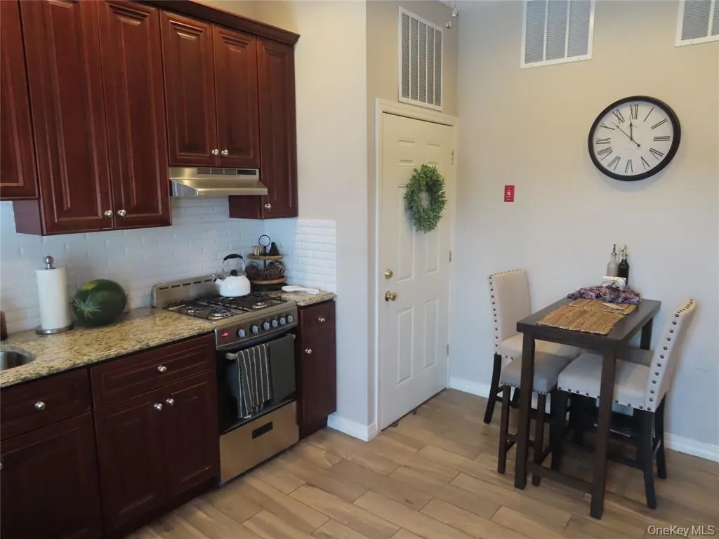 33 Deer Park Avenue, Babylon, NY, 1 Bedroom Bedrooms, 3 Rooms Rooms,1 BathroomBathrooms,Residential Lease,For Rent,Deer Park,0,1041538 33 Deer Park Avenue, Babylon, NY, 1 Bedroom Bedrooms, 3 Rooms Rooms,1 BathroomBathrooms,Residential Lease,For Rent,Deer Park,0,1041538