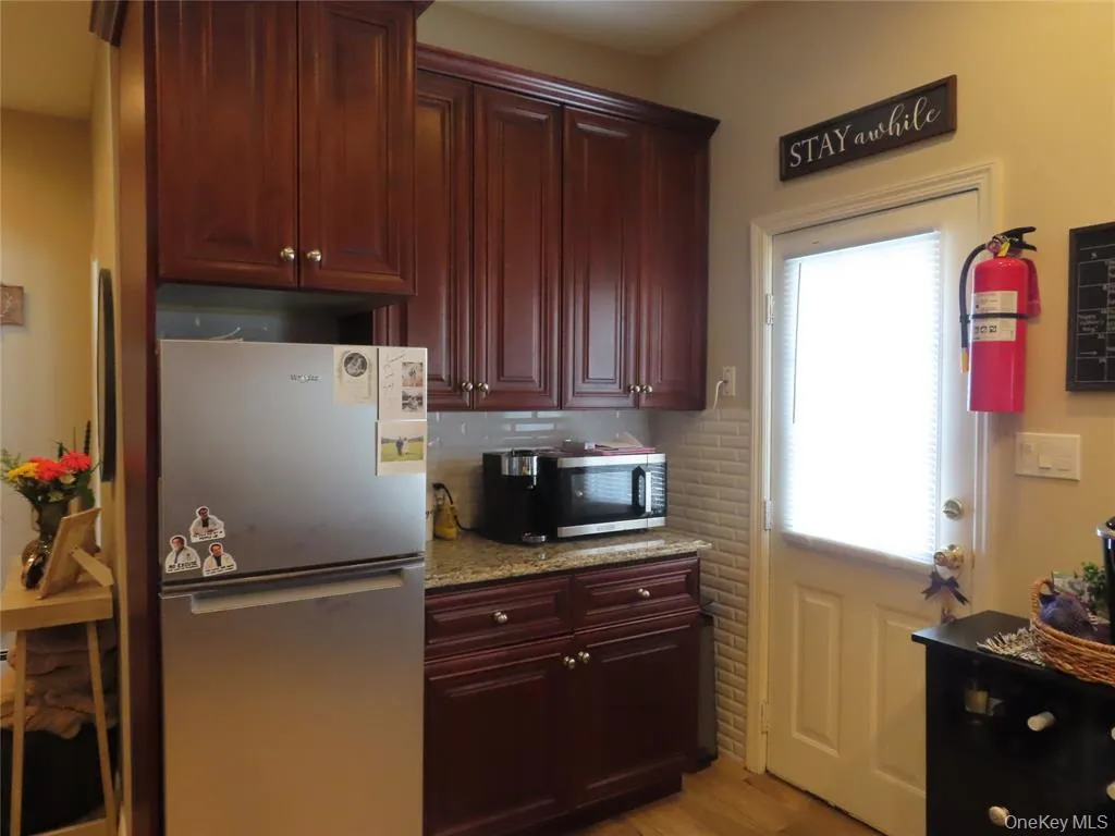 33 Deer Park Avenue, Babylon, NY, 1 Bedroom Bedrooms, 3 Rooms Rooms,1 BathroomBathrooms,Residential Lease,For Rent,Deer Park,0,1041538 33 Deer Park Avenue, Babylon, NY, 1 Bedroom Bedrooms, 3 Rooms Rooms,1 BathroomBathrooms,Residential Lease,For Rent,Deer Park,0,1041538