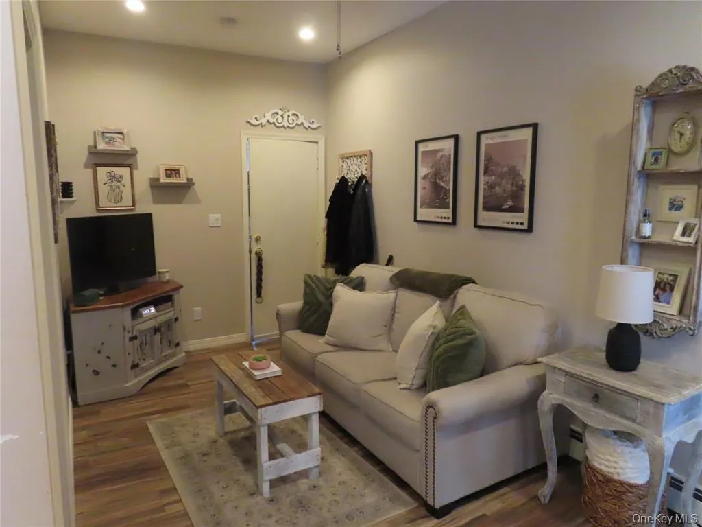 33 Deer Park Avenue, Babylon, NY, 1 Bedroom Bedrooms, 3 Rooms Rooms,1 BathroomBathrooms,Residential Lease,For Rent,Deer Park,0,1041538 33 Deer Park Avenue, Babylon, NY, 1 Bedroom Bedrooms, 3 Rooms Rooms,1 BathroomBathrooms,Residential Lease,For Rent,Deer Park,0,1041538