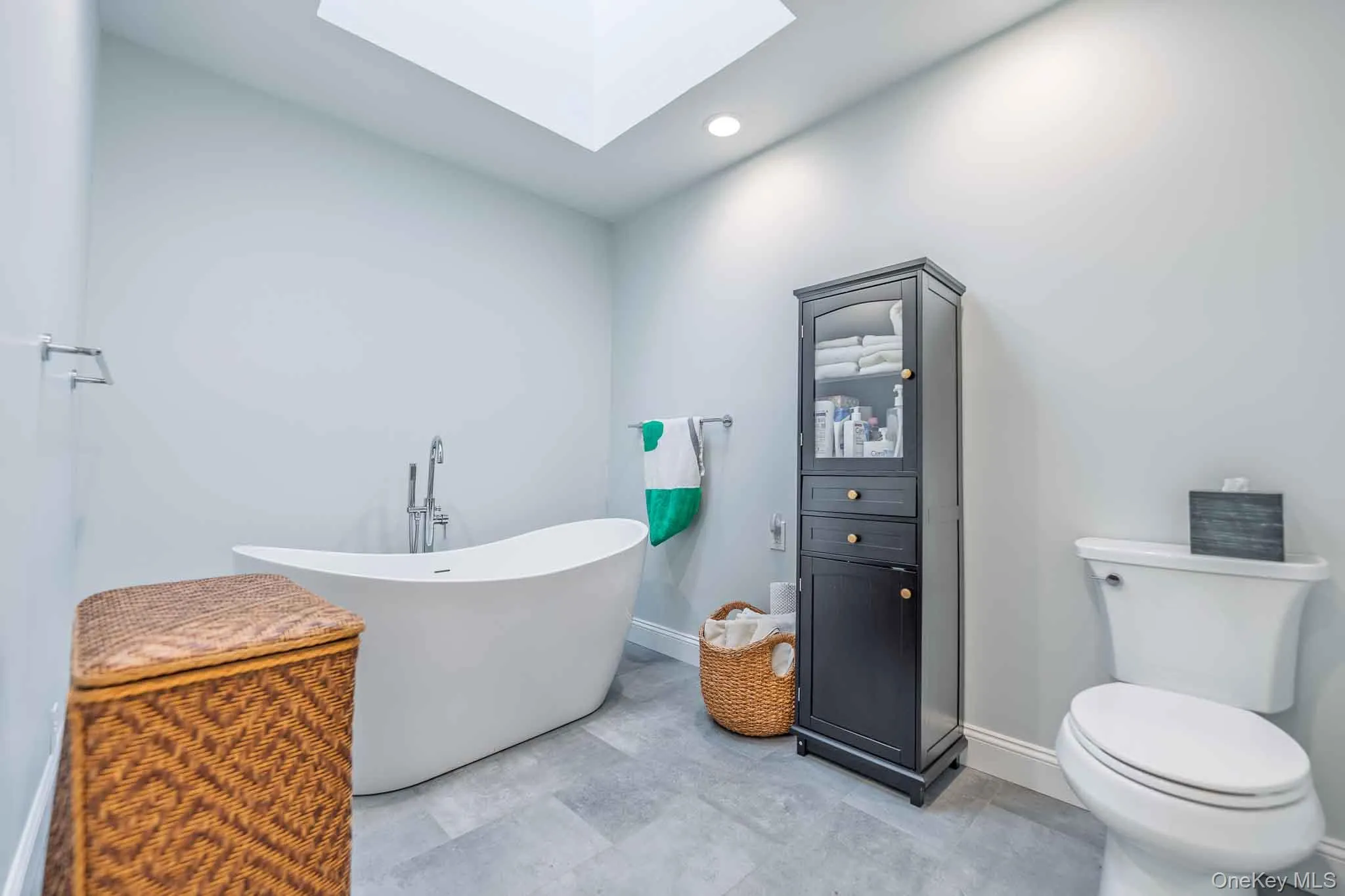 16 Pine Street, Huntington, NY, 2 Bedrooms Bedrooms, 5 Rooms Rooms,2 BathroomsBathrooms,Residential Lease,For Rent,Pine,0,1041545 16 Pine Street, Huntington, NY, 2 Bedrooms Bedrooms, 5 Rooms Rooms,2 BathroomsBathrooms,Residential Lease,For Rent,Pine,0,1041545
