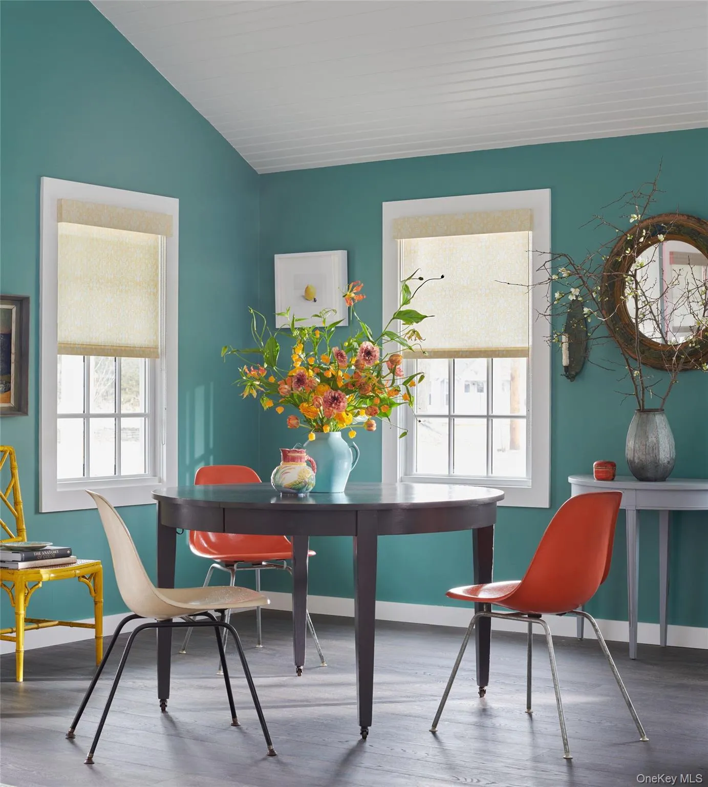 Dining area. Dining area.