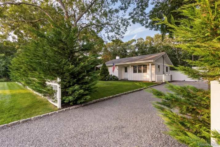 81 S Country Road, Southampton, New York 11978