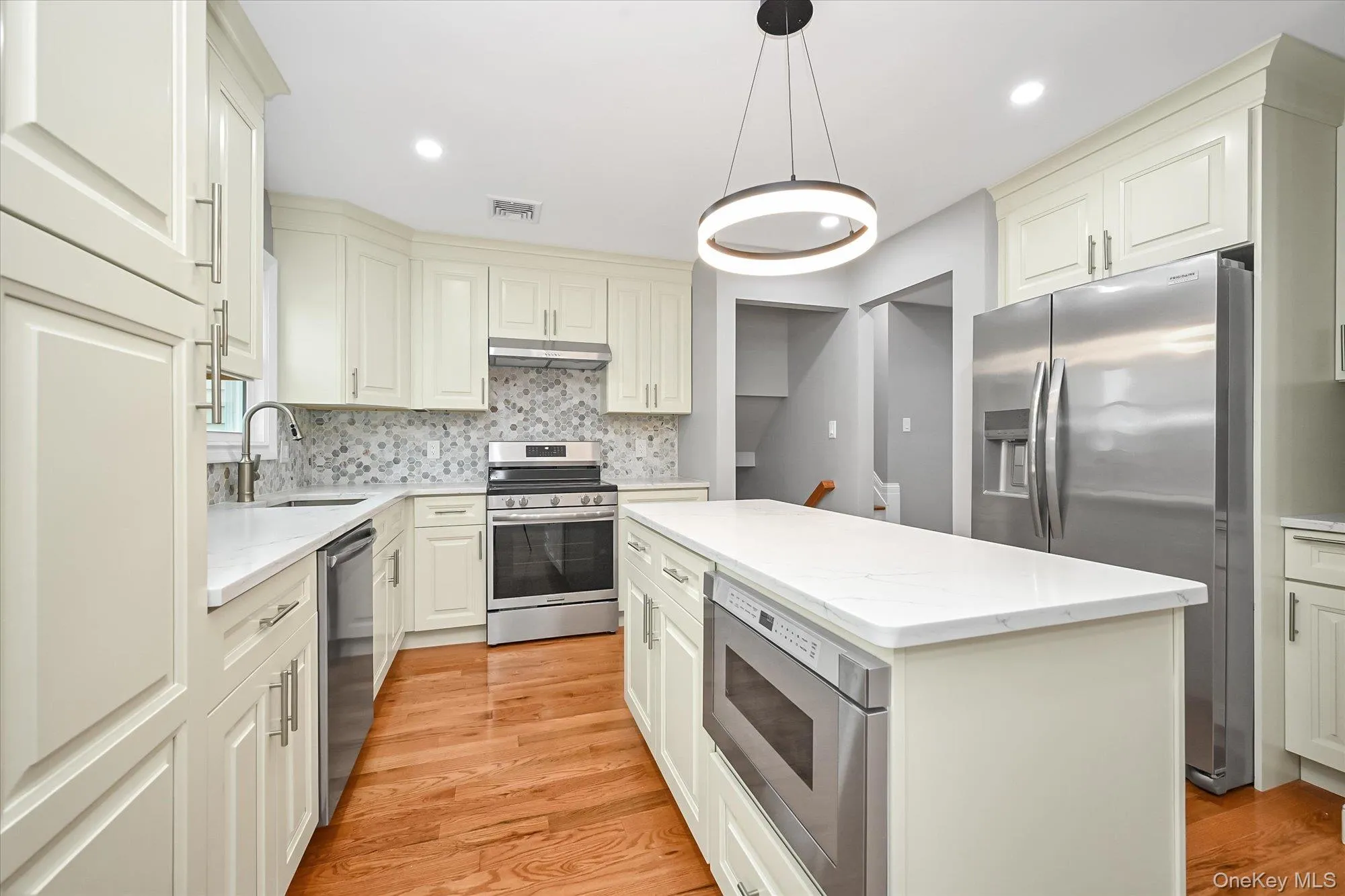 Kitchen with Island Kitchen with Island
