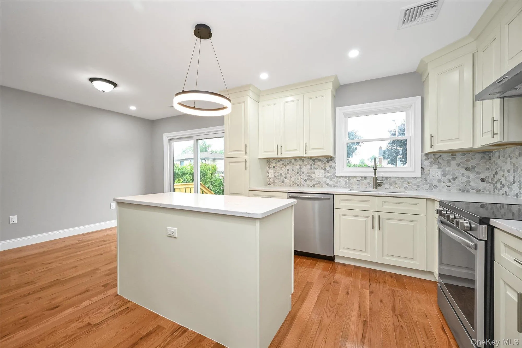 Kitchen with Quartz Countertops, Stainless Steel Appliances Kitchen with Quartz Countertops, Stainless Steel Appliances