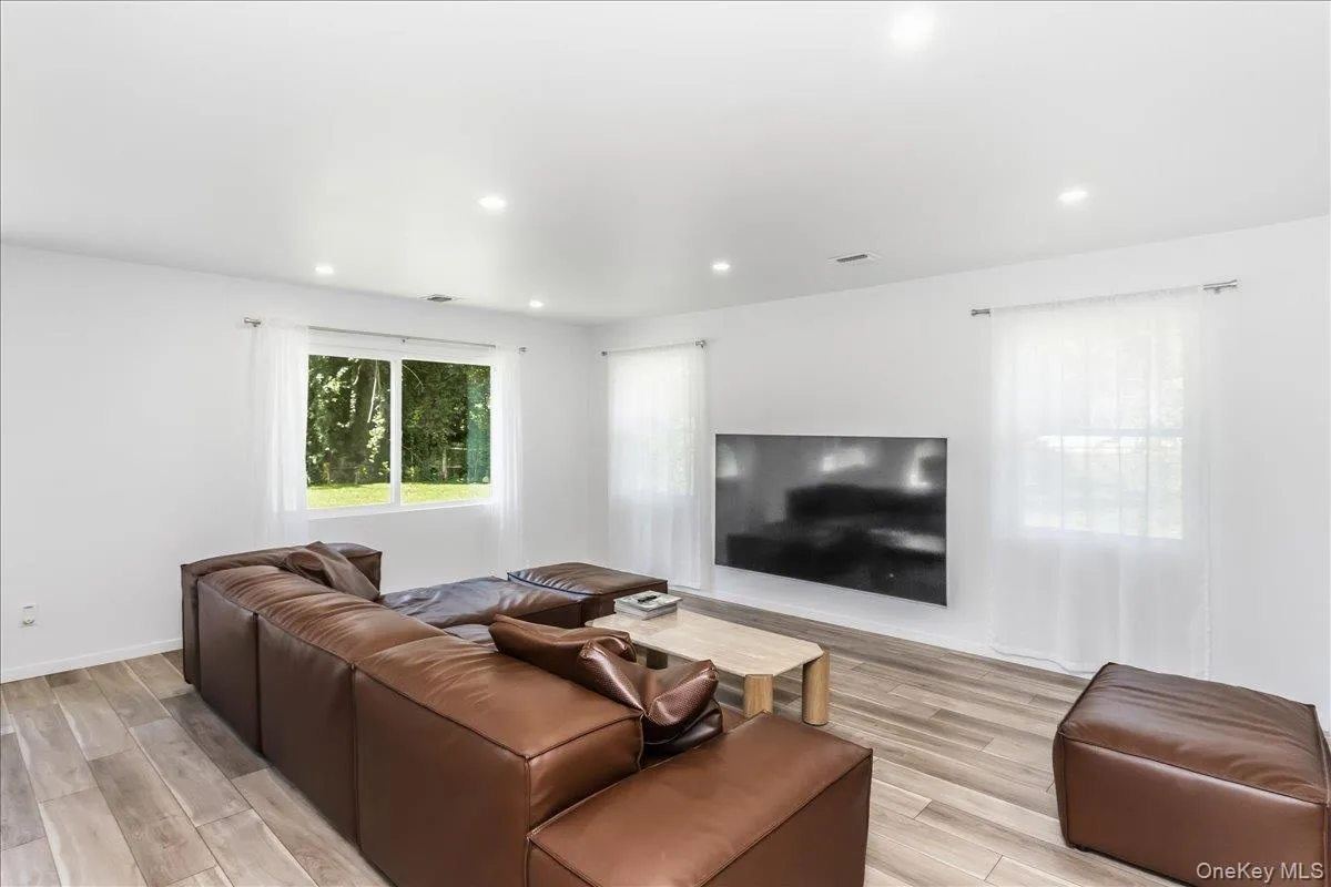 9 Empire Court, Huntington, NY, 4 Bedrooms Bedrooms, 8 Rooms Rooms,2 BathroomsBathrooms,Residential,For Rent,Empire,0,1041653 9 Empire Court, Huntington, NY, 4 Bedrooms Bedrooms, 8 Rooms Rooms,2 BathroomsBathrooms,Residential,For Rent,Empire,0,1041653