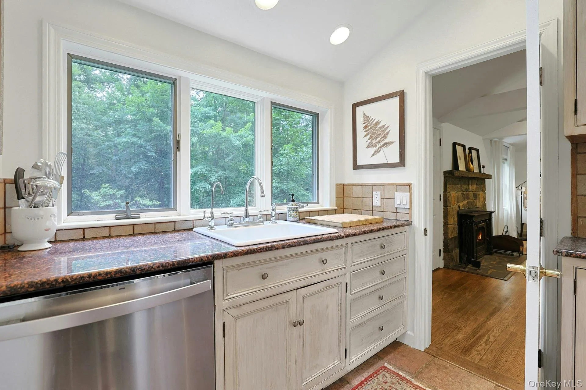Superbly designed for maximum efficiency, the kitchen is central to the home. Superbly designed for maximum efficiency, the kitchen is central to the home.