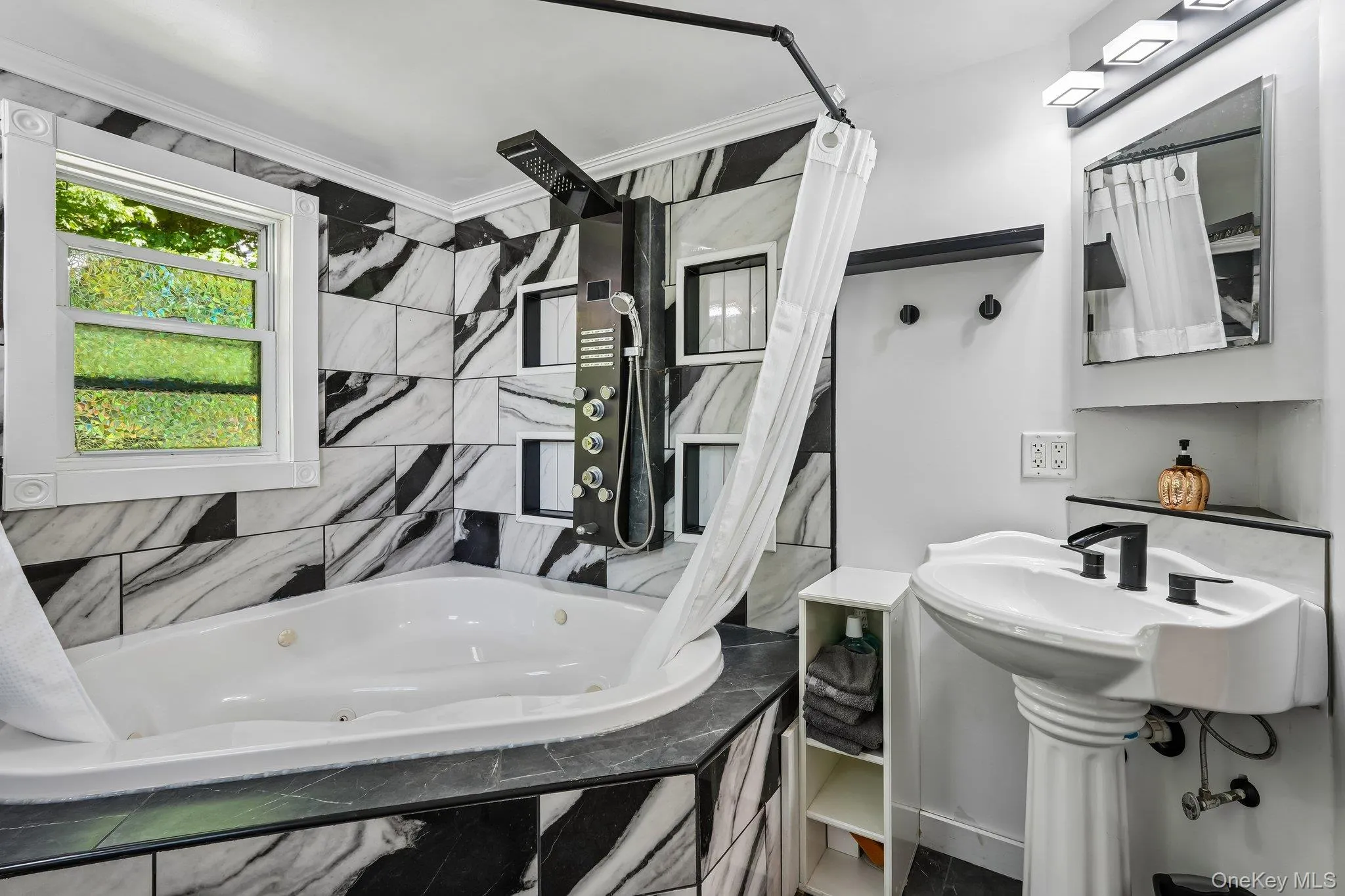 Jetted tub - spa like bathroom in the main house. Jetted tub - spa like bathroom in the main house.