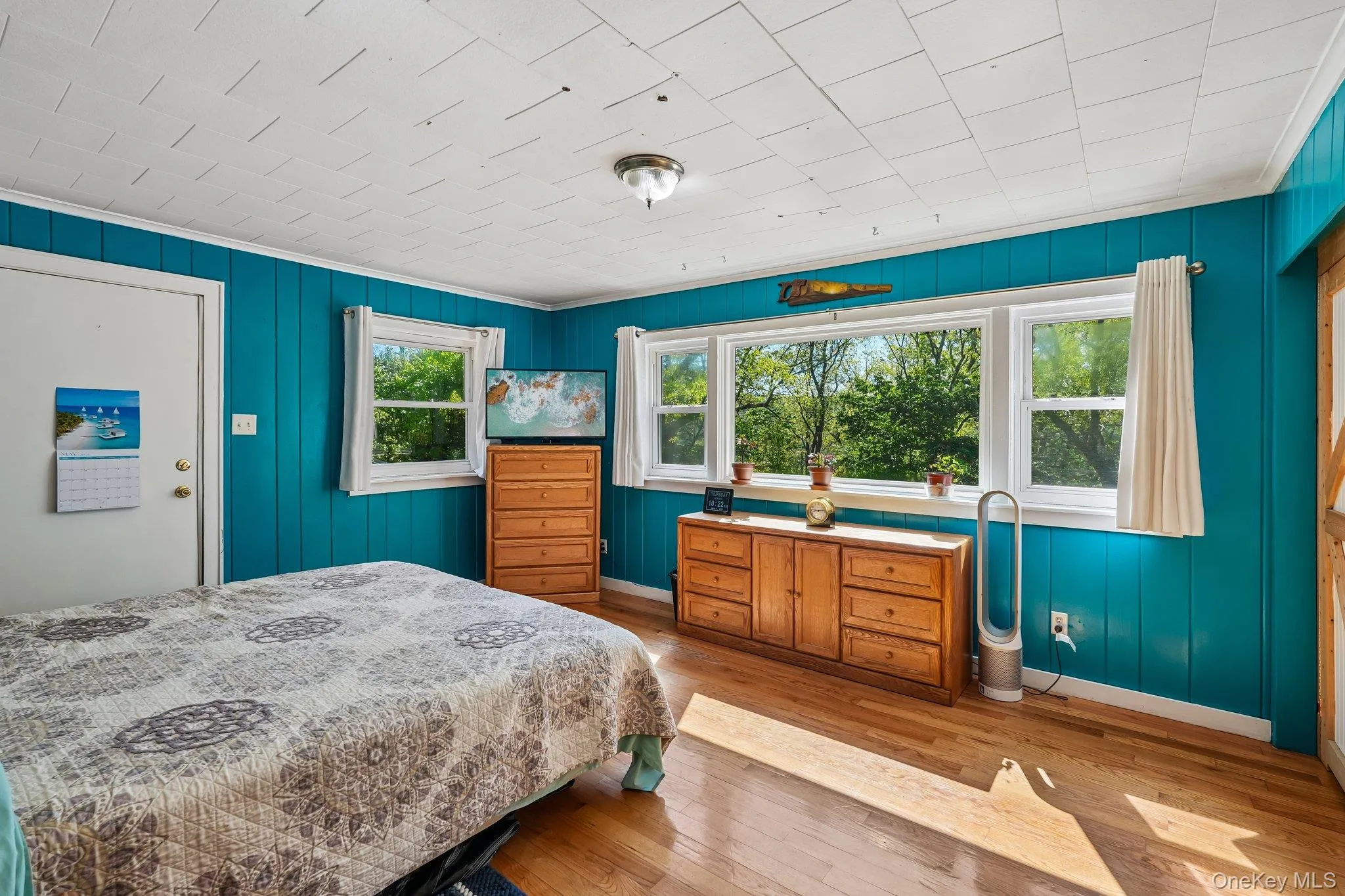 Primary Bedroom in House 1 with full view of lake in winter, dappled views in Summer. Primary Bedroom in House 1 with full view of lake in winter, dappled views in Summer.