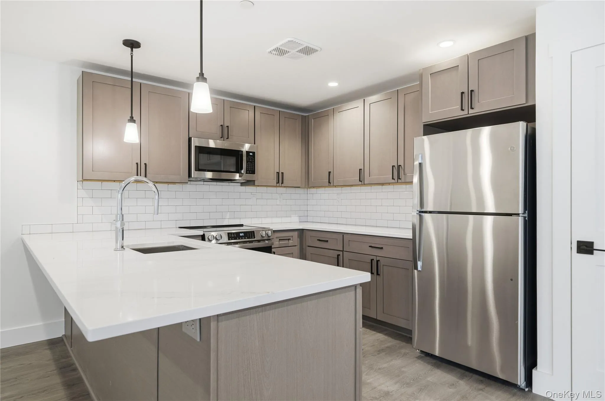 180 Deer Park Avenue, Babylon, NY, 1 Bedroom Bedrooms, 3 Room Rooms,1 BathroomBathrooms,Residential Lease,For Rent,Deer Park,0,1041724 180 Deer Park Avenue, Babylon, NY, 1 Bedroom Bedrooms, 3 Room Rooms,1 BathroomBathrooms,Residential Lease,For Rent,Deer Park,0,1041724
